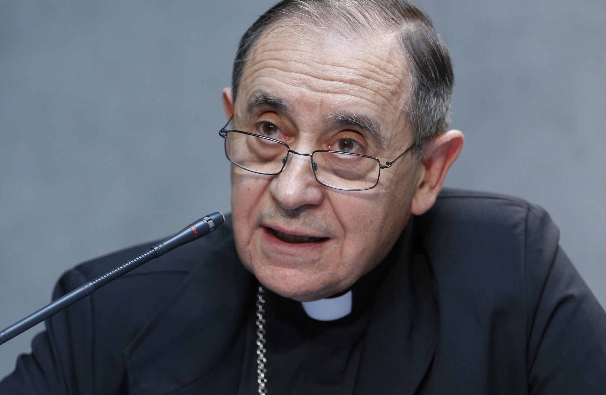 Monseñor Juan Ignacio Arrieta, secretario del Consejo Pontificio para los Textos Legislativos, asiste a una rueda de prensa para hablar de las revisiones del Código de Derecho Canónico, en el Vaticano el 1 de junio de 2021. El Papa Francisco ha promulgado una sección revisada del Código de Derecho Canónico que trata de los delitos y las penas. (CNS photo/Paul Haring)