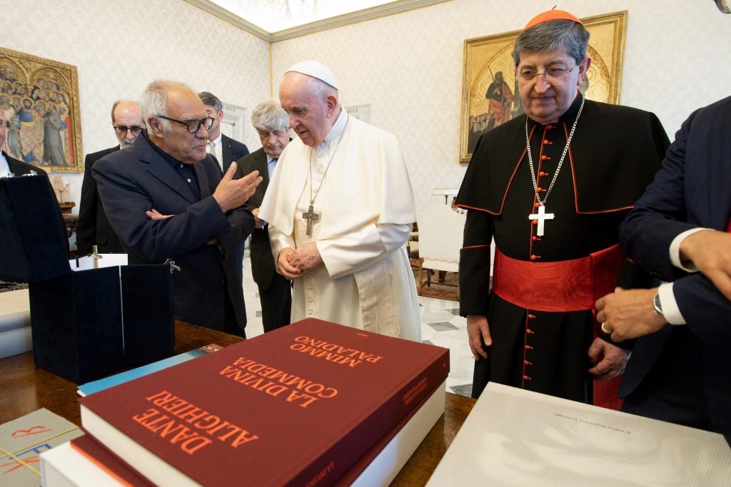 El Papa Francisco observa los materiales relacionados con Dante durante la visita que le hizo una delegación de Florencia, encabezada por el cardenal Giuseppe Betori para conmemorar el 700 aniversario de la muerte del poeta, el pasado 4 de junio. (Foto de CNS / Medios de comunicación del Vaticano)
