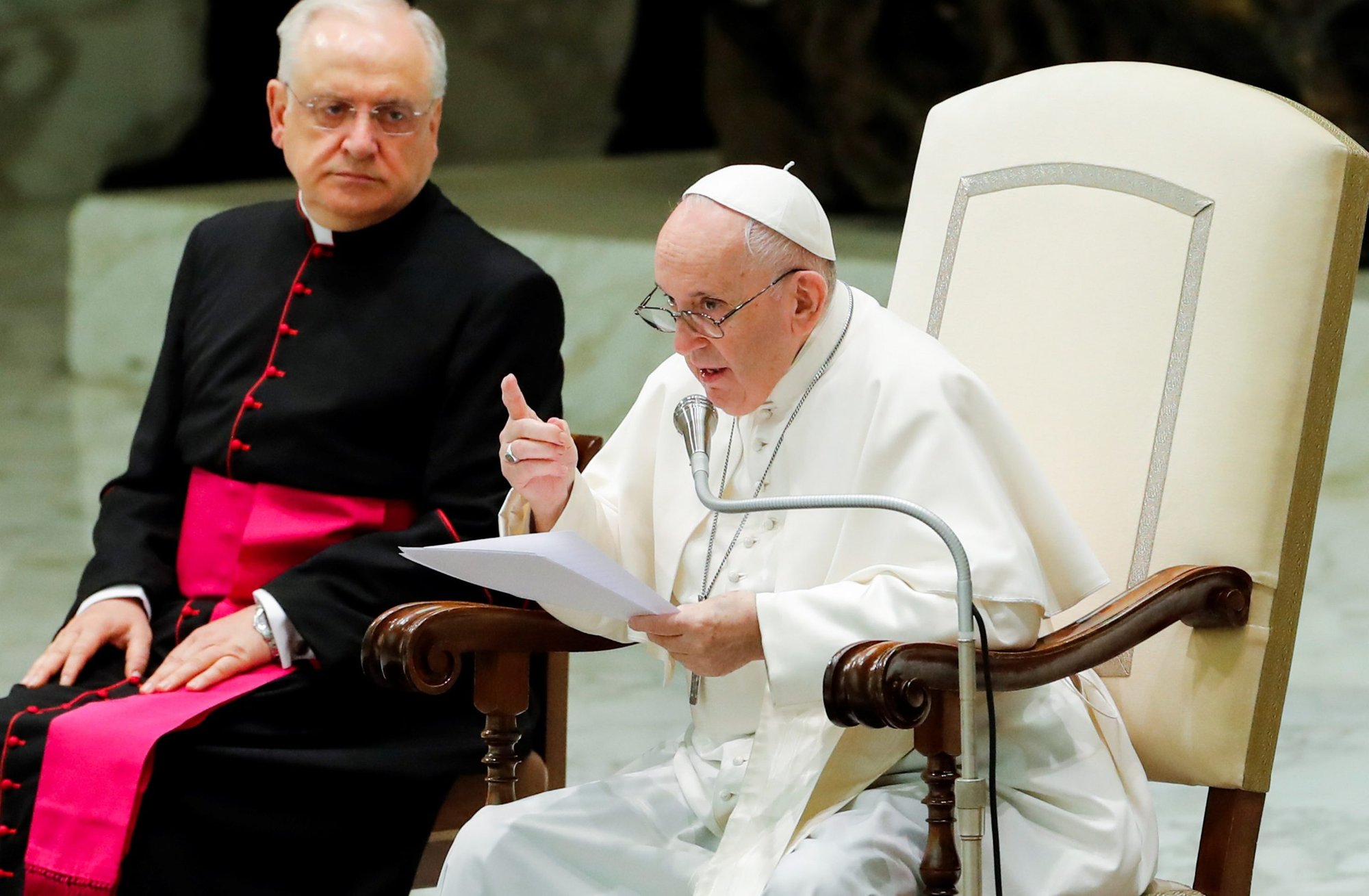 El Papa Francisco dirige su audiencia general en el aula Pablo VI del Vaticano el 4 de agosto de 2021. En el primer aniversario de la explosión en el puerto de Beirut, el Papa Francisco instó a la comunidad internacional a ayudar al Líbano con acciones concretas para que pueda resurgir como signo de paz y fraternidad para Oriente Medio. (Foto CNS/Remo Casilli, Reuters)