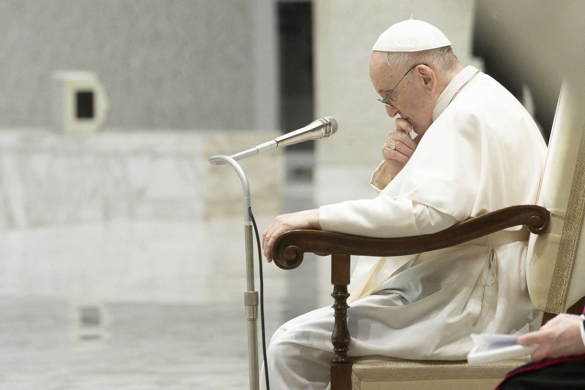 Imagen referencial: El papa Francisco dirige a su audiencia general en la sala Pablo VI del Vaticano el 4 de agosto de 2021. Fue su primera audiencia desde que se sometió a una cirugía de colon el 4 de julio. (Foto CNS/Vatican Media)