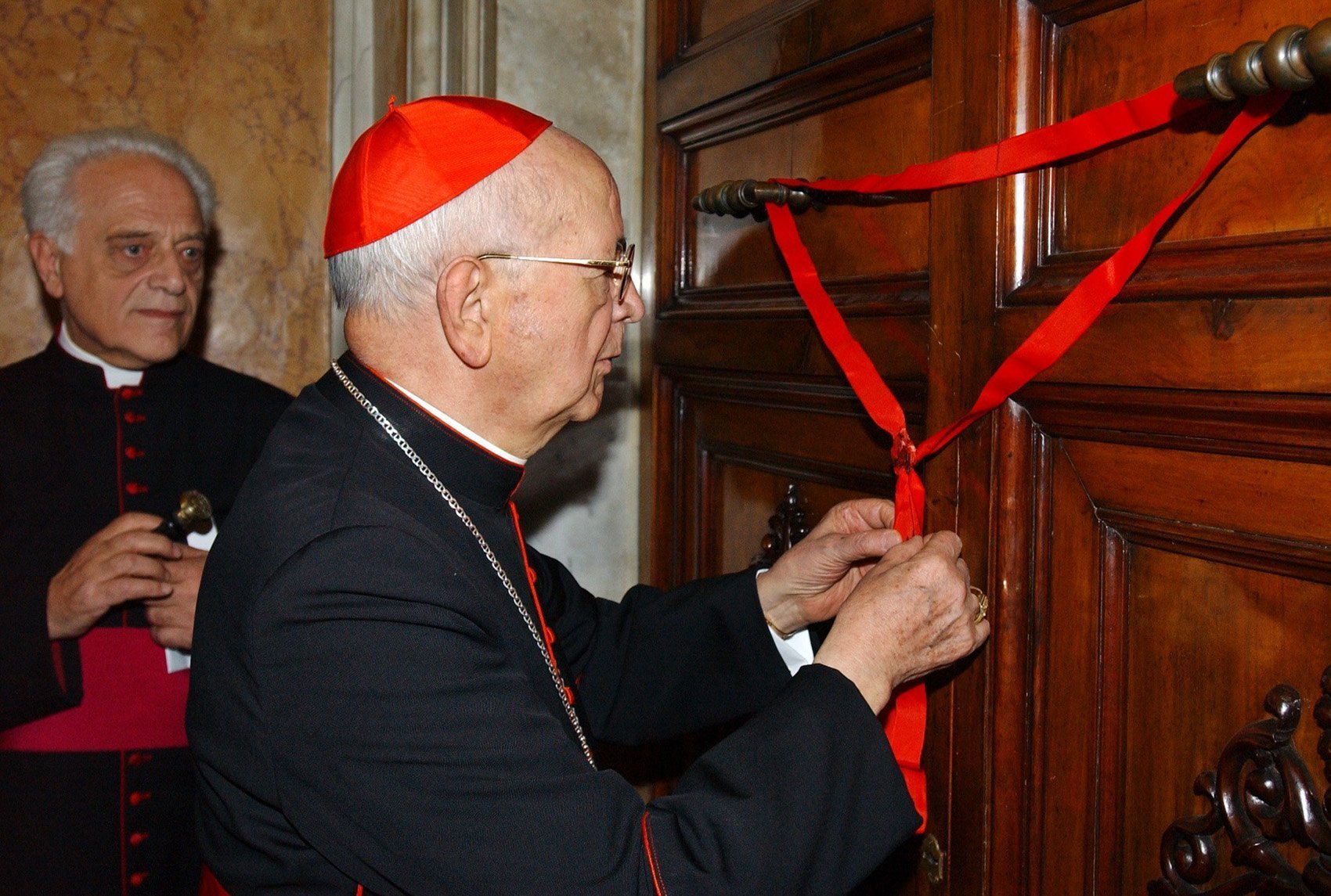 El cardenal Eduardo Martínez Somalo sella la puerta del apartamento de San Juan Pablo II en el Vaticano el 12 de abril de 2005. El cardenal Martínez, antiguo camerlengo de la Santa Iglesia Romana y ex prefecto de la congregación para los religiosos, murió el 10 de agosto de 2021 en su apartamento del Vaticano a la edad de 94 años. (Foto CNS/L'Osservatore Romano)