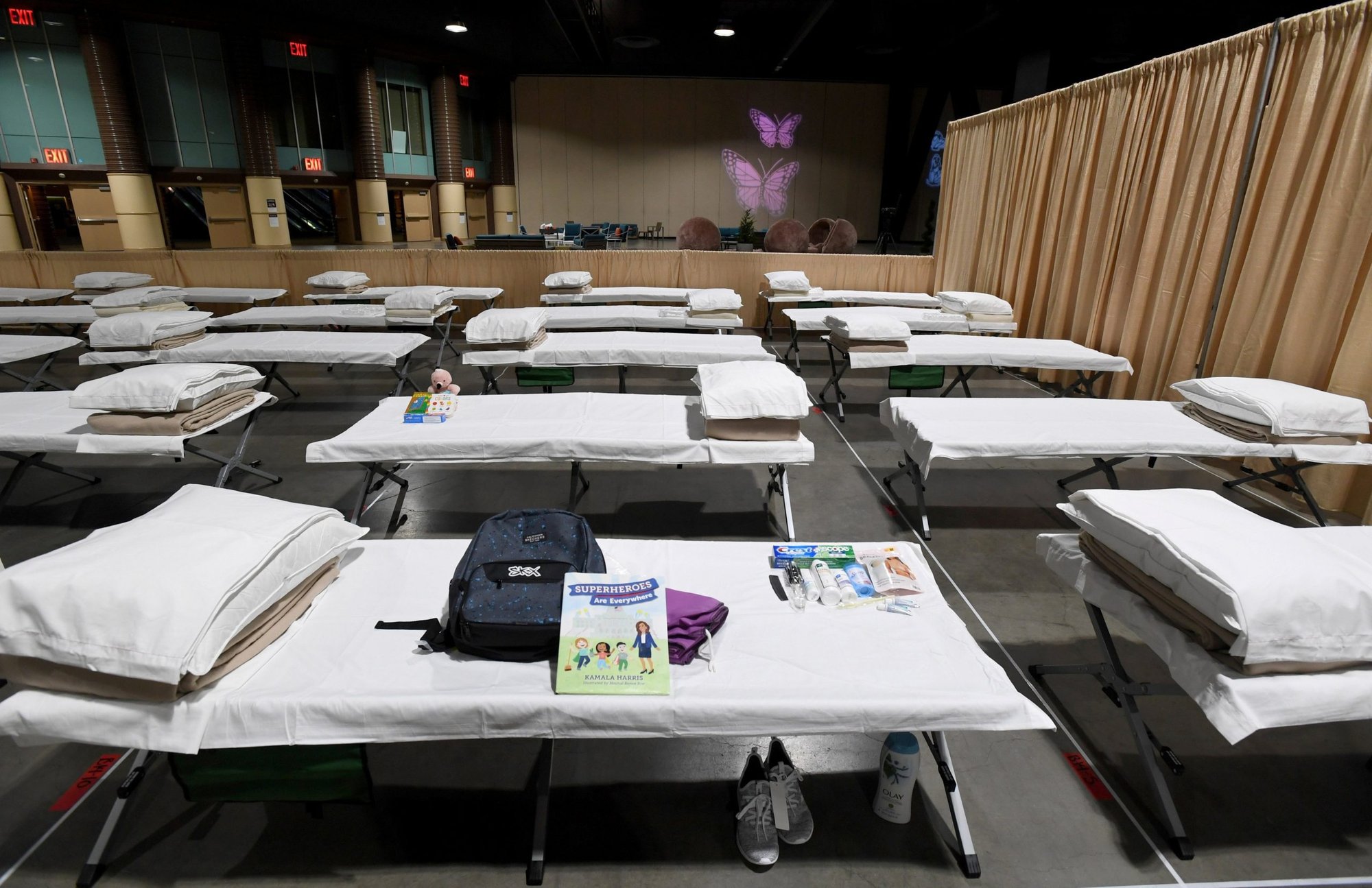 Camas para niños migrantes no acompañados aparecen es esta foto en el Centro de Convenciones de Long Beach de California el 22 de abril de 2021. La Arquidiócesis de Los Ángeles solicitó, con éxito, comenzar a celebrar misas de fin de semana en el refugio en mayo, pero ahora que el refugio está cerrando, las misas han terminado.(Foto CNS/Brittany Murray, pool vía Reuters)