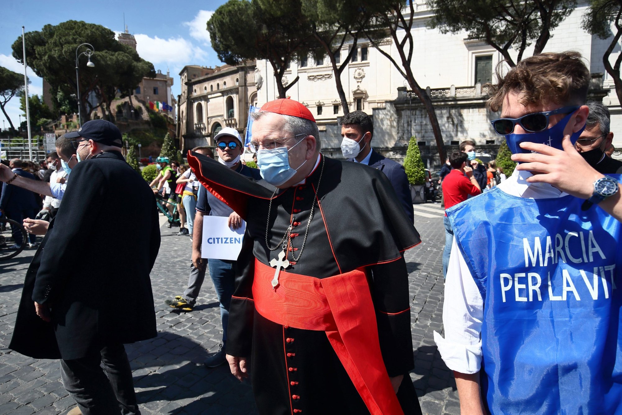 El cardenal estadounidense Raymond L. Burke, con una máscara protectora, asiste a la 10ª Marcha por la Vida en Roma el 22 de mayo de 2021. El cardenal Burke se encuentra hospitalizado, con un cuadro de COVID-19. (Foto CNS/Grzegorz Galazka)