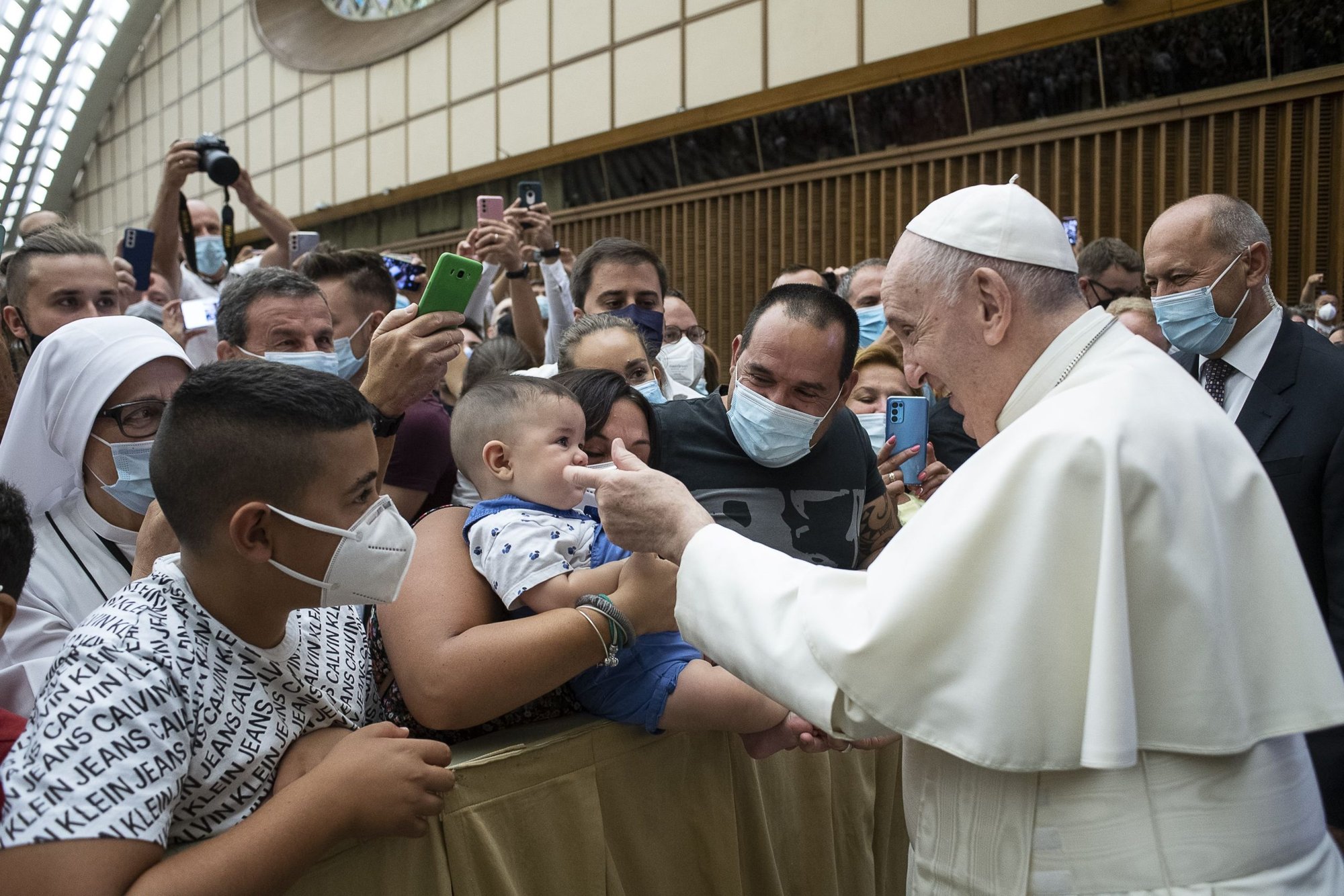 El Papa Francisco saluda a un niño durante su audiencia general en el aula Pablo VI del Vaticano el 11 de agosto de 2021. El Papa continuó su serie de charlas en la audiencia centradas en la Carta de San Pablo a los Gálatas y reflexionó sobre el papel que juega la ley de Dios a Moisés para ayudar a las personas a encontrar a Cristo. (Foto CNS /Vatican Media)