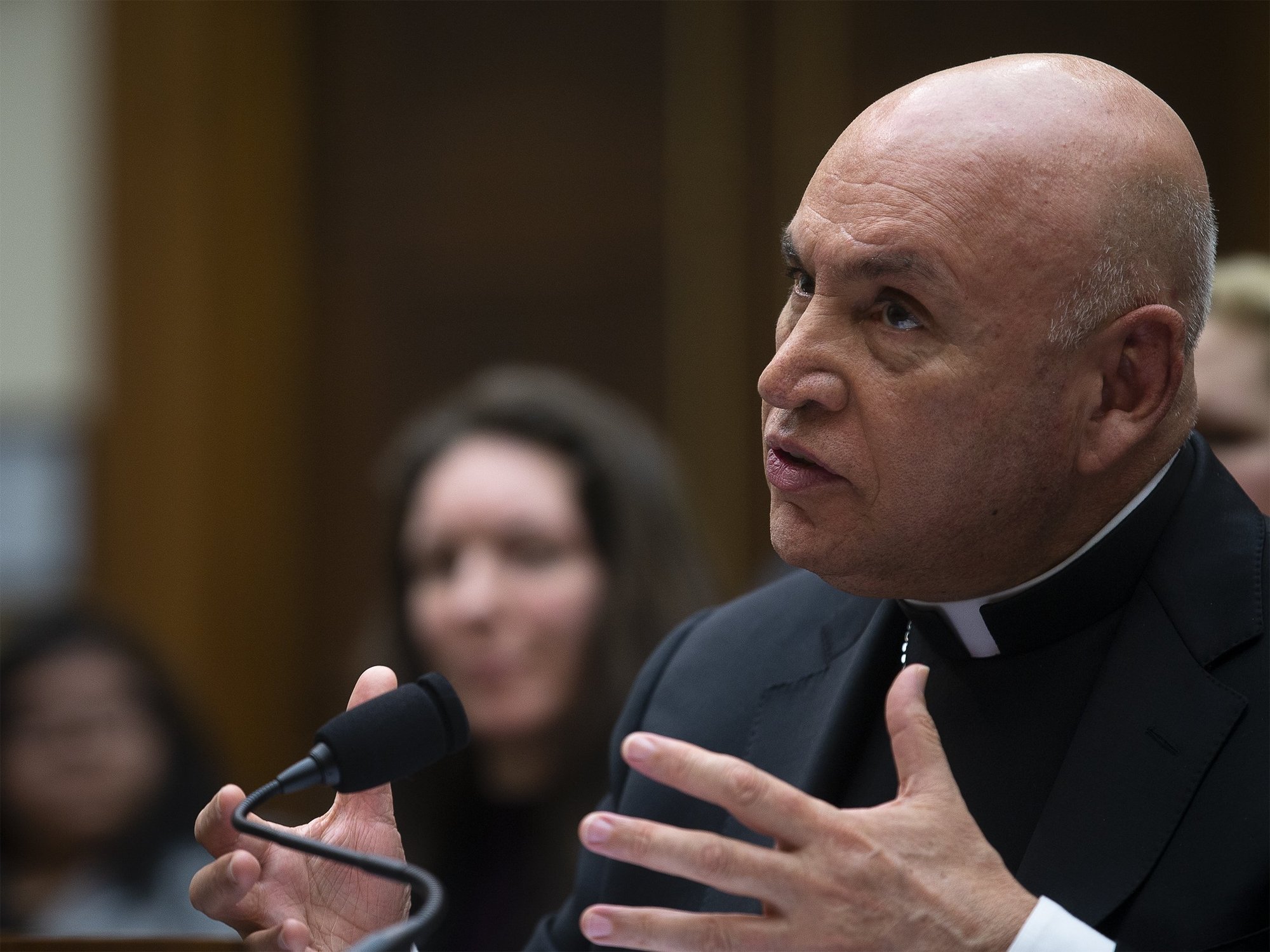 El obispo auxiliar Mario E. Dorsonville de Washington, presidente del comité de migración de los obispos de EE.UU., se dirige al Subcomité Judicial de Inmigración y Ciudadanía de la Cámara de Representantes en Washington el 27 de febrero de 2020. (Foto CNS/Tyler Orsburn