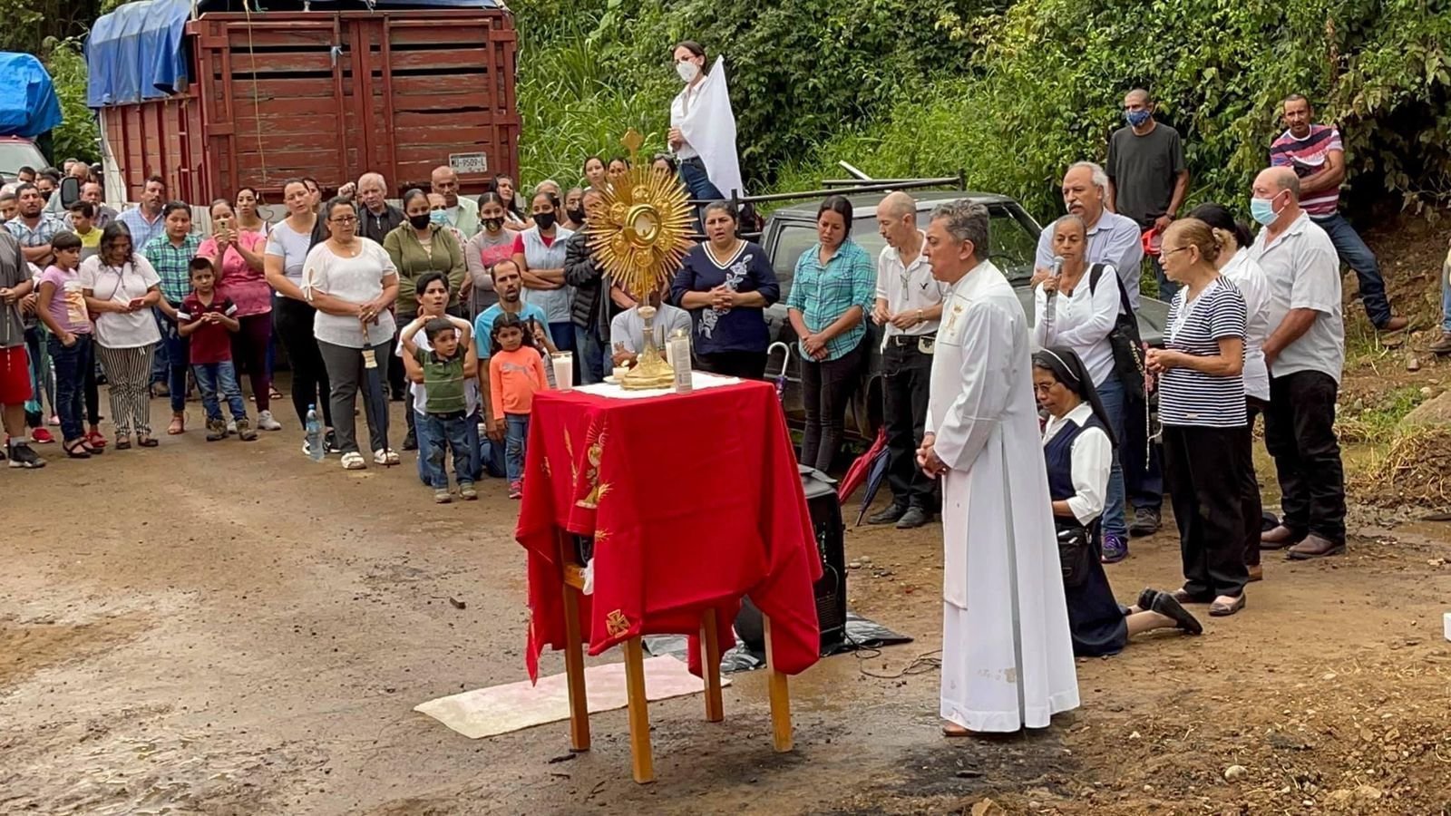El padre Jorge Luis Martínez Chávez reza ante una custodia mientras celebra misa el 16 de agosto de 2021 en Coalcomán, México, donde los carteles de la droga han dañado las carreteras locales durante sus tiroteos por el territorio. (Foto CNS/Cortesía Padre Andrés Larios) Editores: mejor calidad disponible.