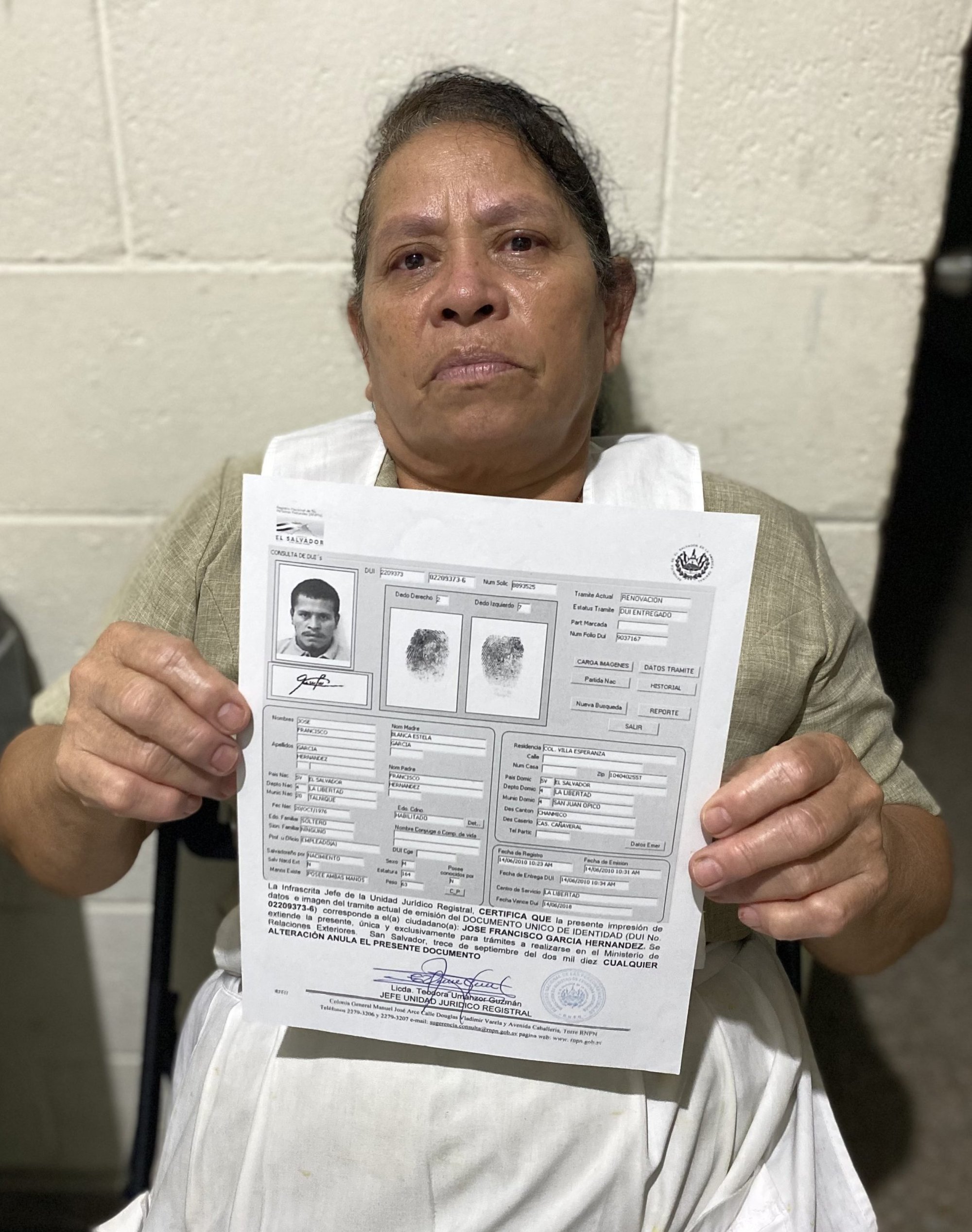 Blanca Estela García sostiene una foto de su hijo mientras cuenta la historia de cómo fue asesinado a manos de un cártel de la droga mexicano el 24 de agosto de 2010. Foto tomada el 4 de agosto de 2021, en San Salvador, El Salvador. (Foto CNS/Rhina Guidos)