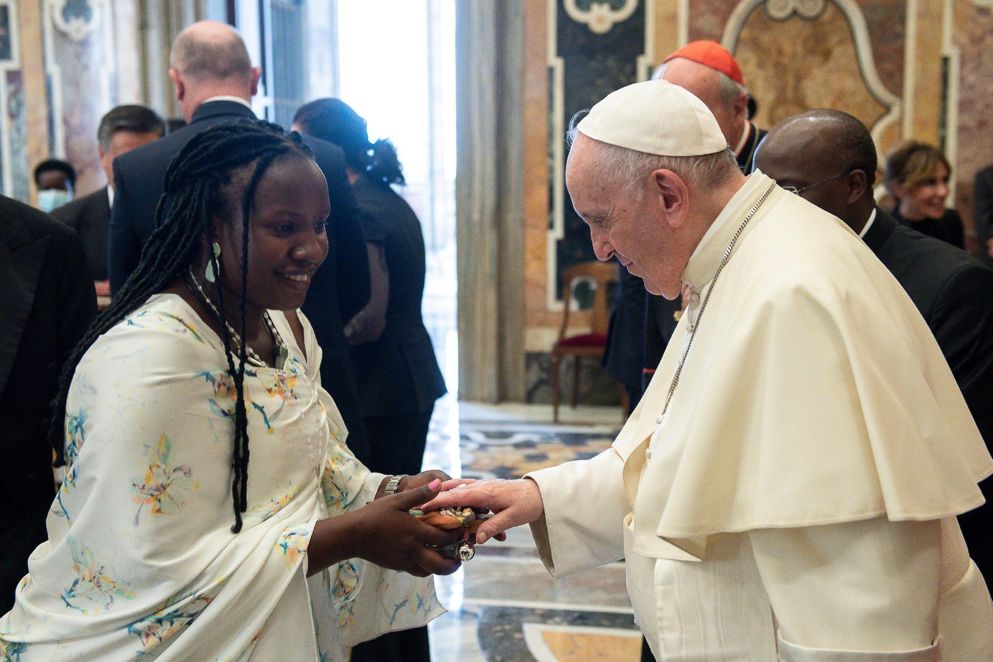El Papa Francisco bendice un artículo durante una reunión con miembros de la Red Internacional de Legisladores Católicos en el Vaticano el 27 de agosto de 2021. El Papa habló a los legisladores católicos y cristianos sobre la necesidad de regular y desarrollar políticas sólidas en relación con la tecnología digital actual, apuntando específicamente a los problemas de la pornografía infantil, las violaciones de los datos personales, los ciberataques a las infraestructuras críticas y las noticias falsas. (Foto CNS/Vatican Media)