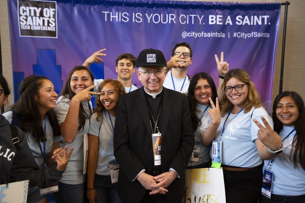 Adolescentes de San Juan Vianney en Hacienda Heights posan con el arzobispo Gómez en el fotomatón de la Ciudad de los Santos en 2019. (Foto: Víctor Alemán)