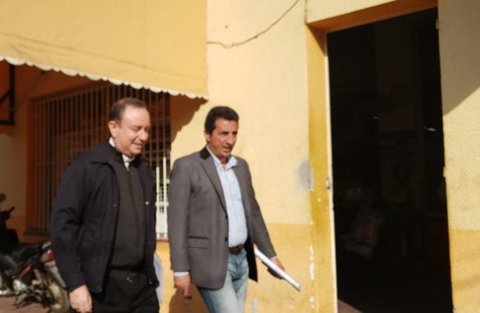 El obispo Gustavo Zanchetta, a la izquierda, al salir del despacho del juez Claudio Parisi en Orán, Salta, norte de Argentina, el 8 de agosto de 2019. (Foto: Inés San Martín/Crux.)