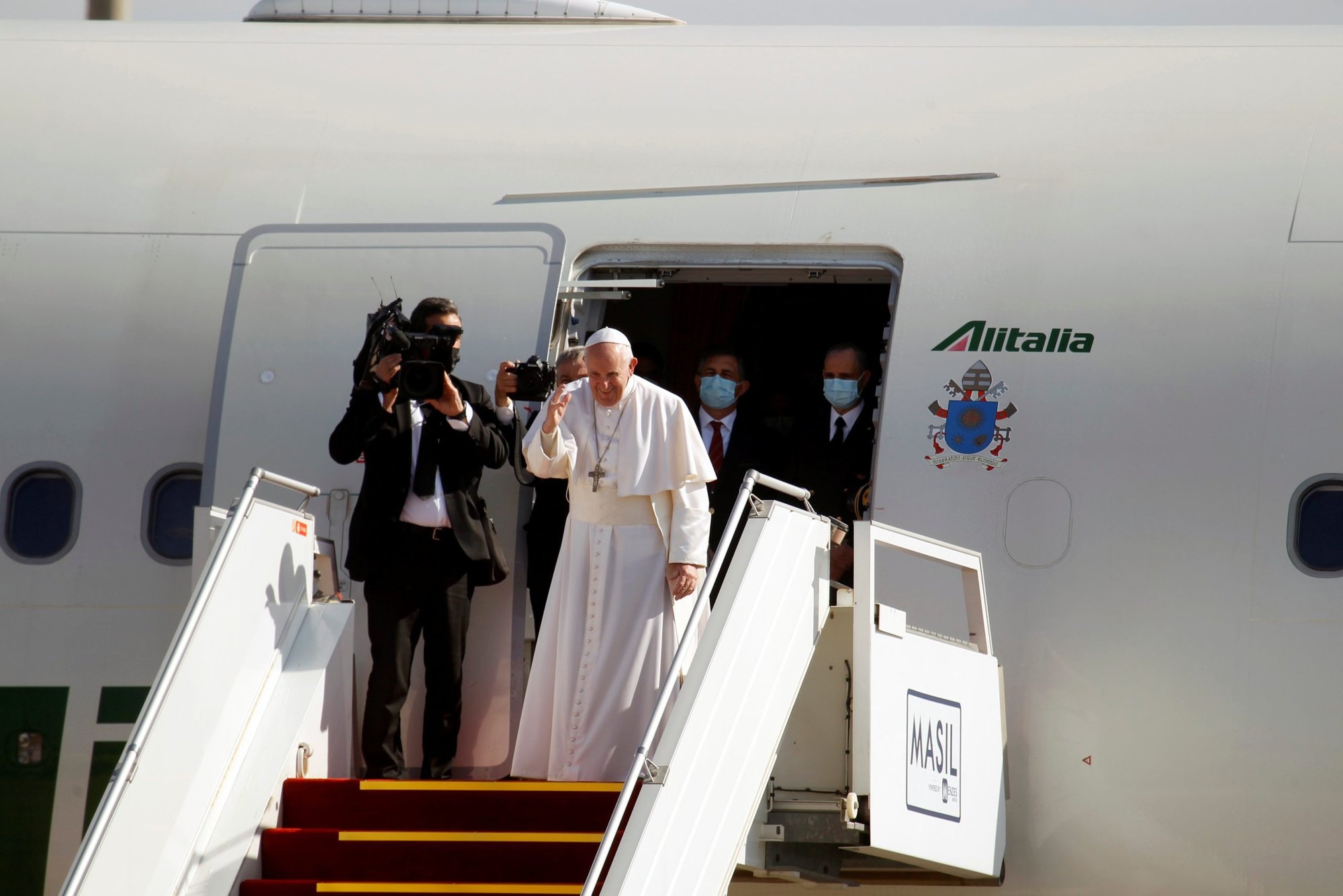 El Papa Francisco saluda desde lo alto de la escalera del avión papal en el aeropuerto internacional de Bagdad el 8 de marzo de 2021, tras su visita a Irak del 5 al 8 de marzo. (Foto CNS/Alaa Al-Marjani, Reuters)