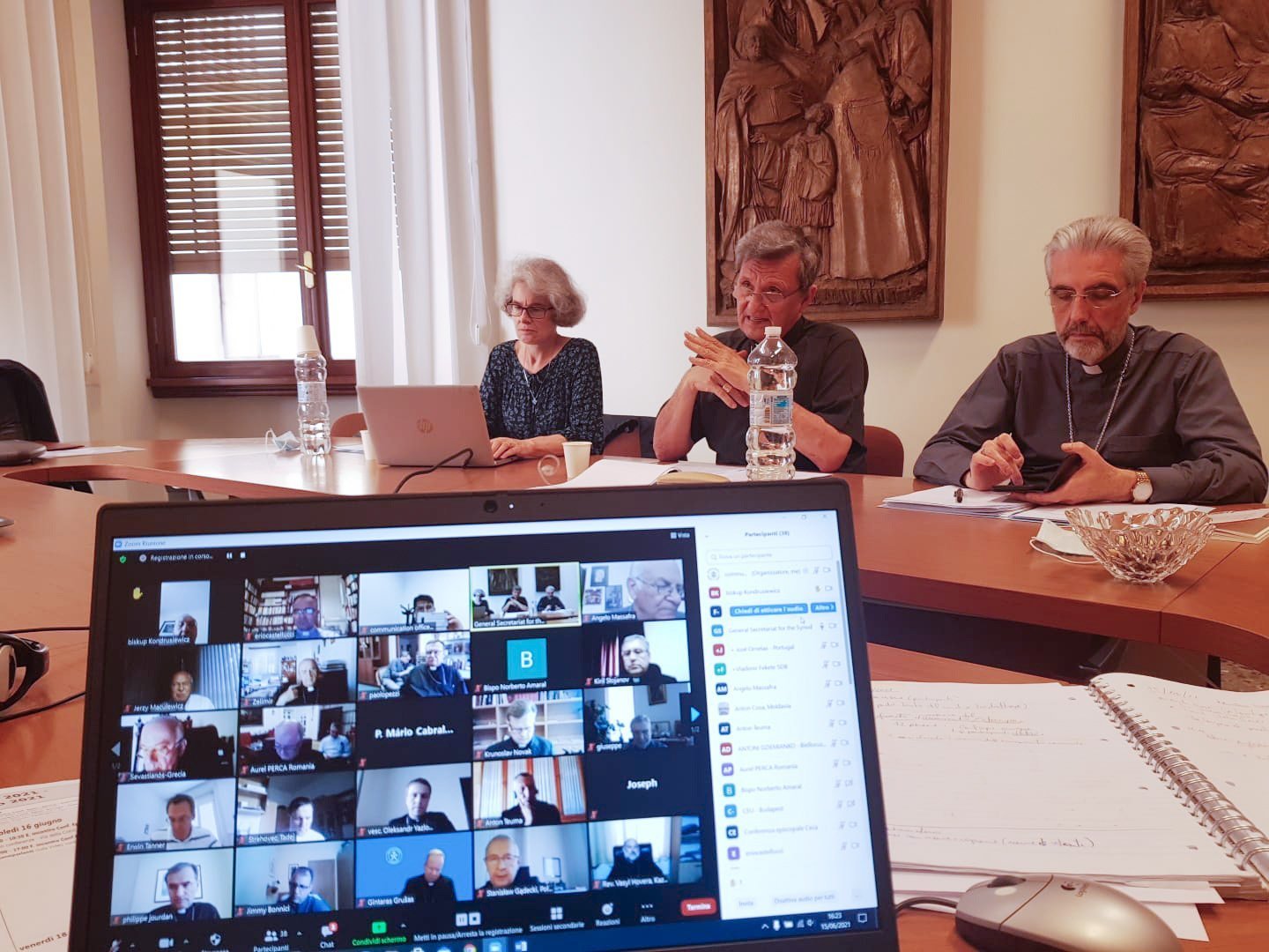 Los líderes de la secretaría del Sínodo de los Obispos son fotografiados en el Vaticano durante una reunión en línea con los presidentes y secretarios generales de las conferencias episcopales nacionales y regionales el 15 de junio de 2021. (Foto CNS/cortesía del Sínodo de los Obispos)