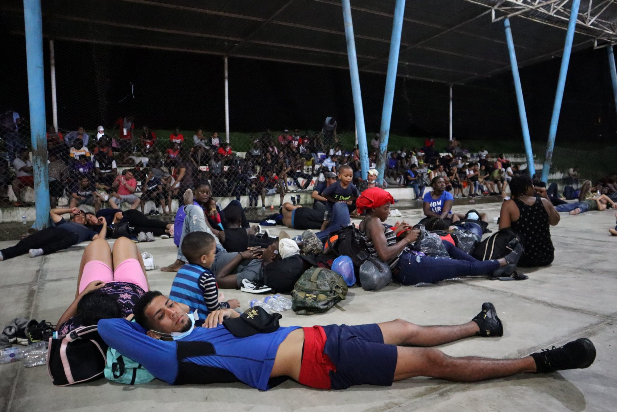 Migrantes de Centroamérica y el Caribe descansan en un albergue en Huixtla, México, el 28 de agosto de 2021. Se dirigían a la Ciudad de México para solicitar asilo y estatus de refugiado.(Foto CNS/José Torres, Reuters)
