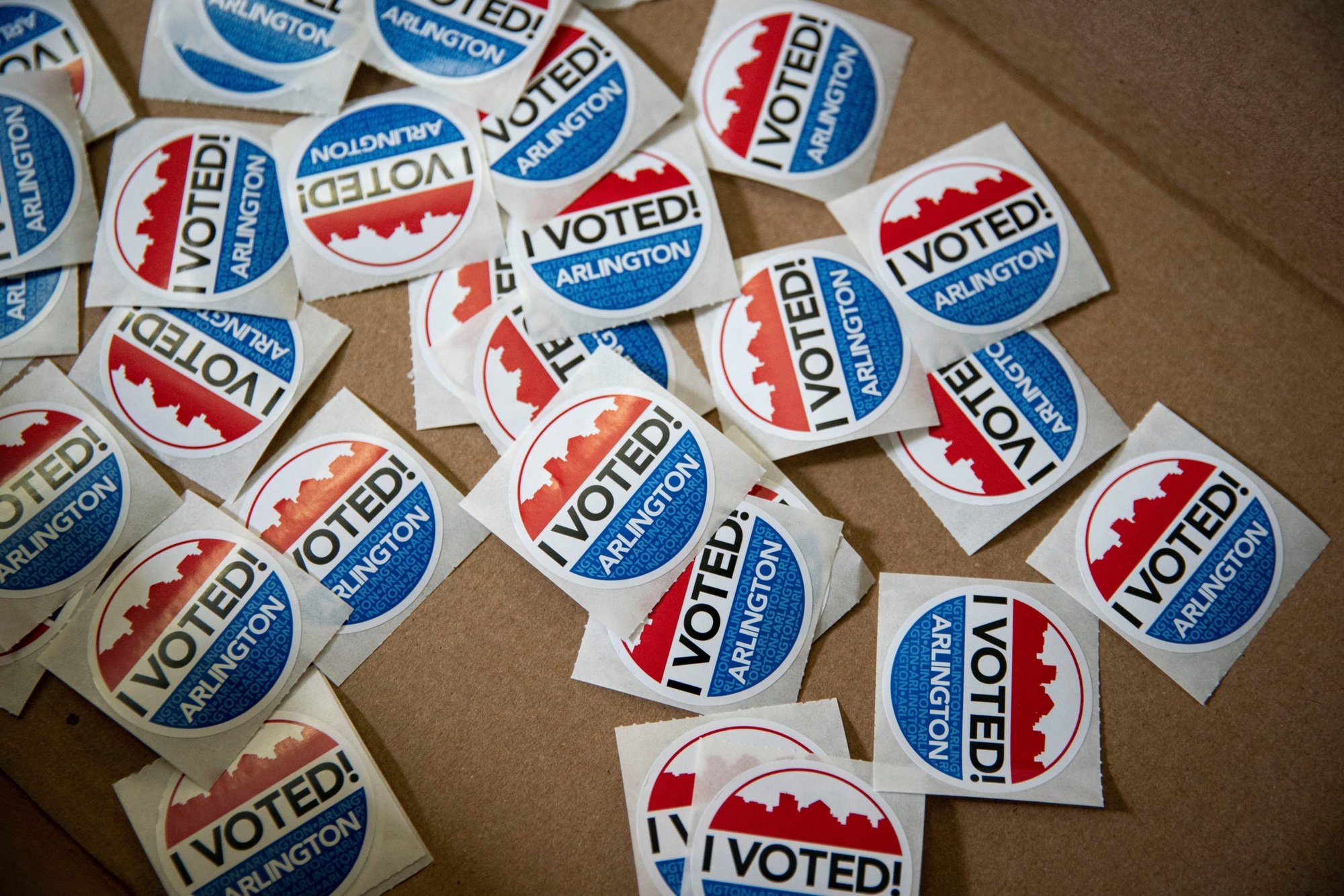 Calcomanías que dicen "yo voté" aparecen en un lugar de votación en Arlington, Virginia, el 18 de septiembre de 2020. (Foto CNS/Al Drago, Reuters)