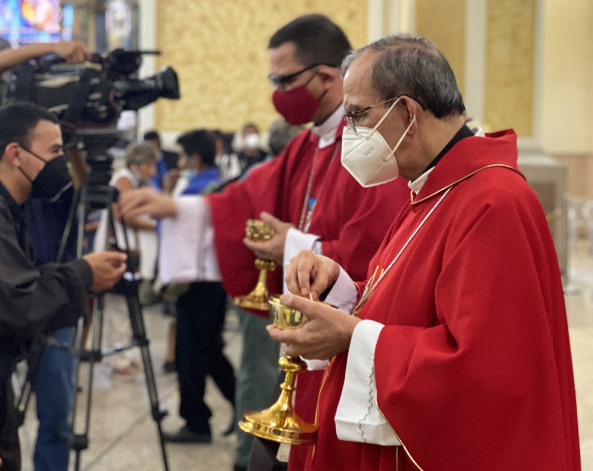 Dos obispos salvadoreños ofrecen Comunión mientras celebran la fiesta de San Oscar Romero el 24 de marzo de 2021 en la catedral de San Salvador, El Salvador. En un comunicado del 12 de septiembre, la Conferencia Episcopal de El Salvador se pronunció ante cambios en el país, diciendo que aunque el cambio es necesario, "no beneficiaría a nuestro amado país" si no se respeta la constitución y el estado de derecho. (Foto CNS/Rhina Guidos)