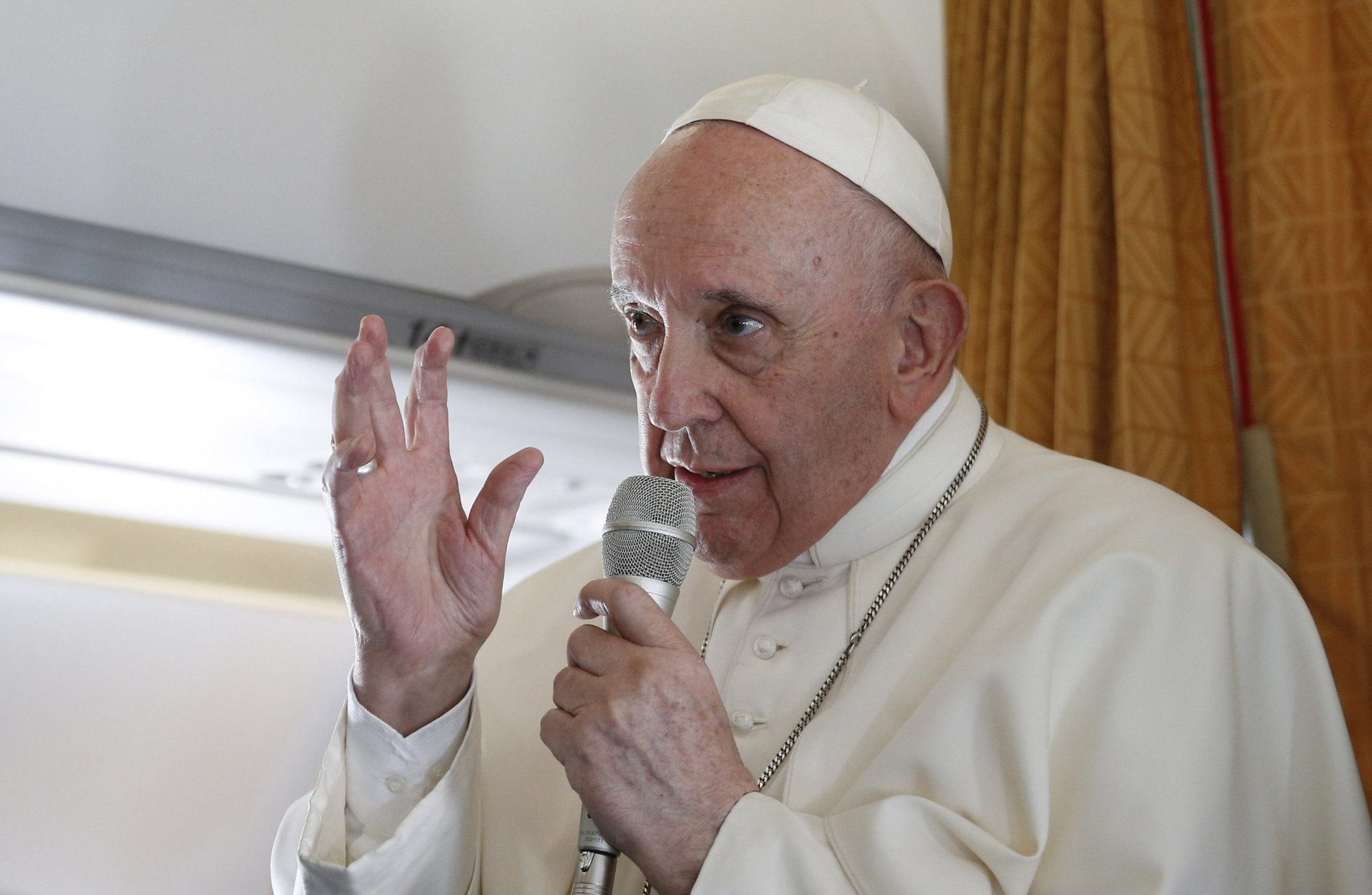 El Papa Francisco responde a las preguntas de los periodistas a bordo de su vuelo de Bratislava, Eslovaquia, a Roma el 15 de septiembre de 2021. Imagen referencial. (Foto CNS /Paul Haring)