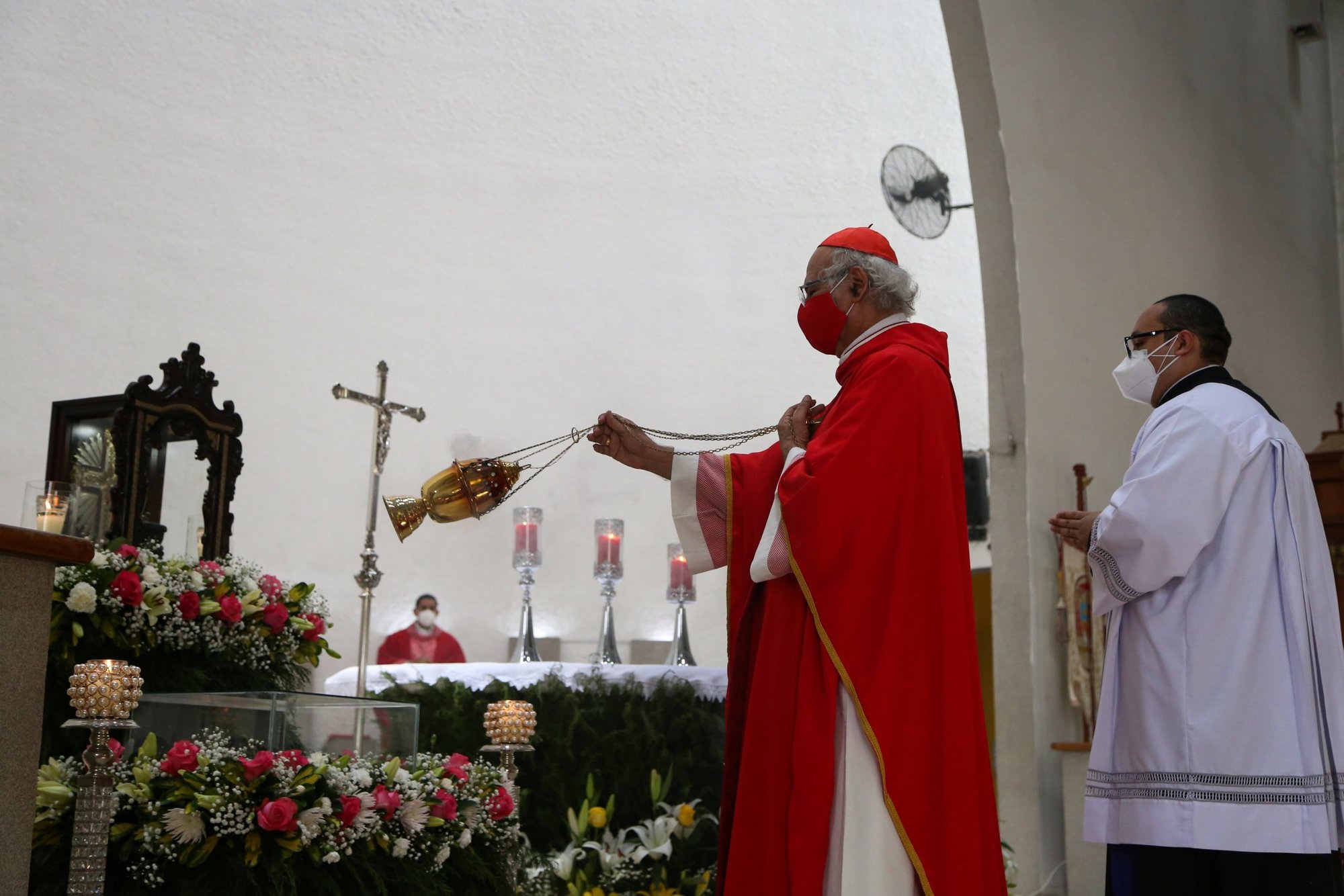El cardenal nicaragüense Leopoldo Brenes Solórzano de Managua balancea un incensario mientras celebra misa en la Catedral Metropolitana el 31 de julio de 2021. Mientras el país celebra el bicentenario el 15 de septiembre, los líderes de la iglesia dicen que la situación política y social no debe continuar igual. (Foto CNS/Maynor Valenzuela, Reuters)