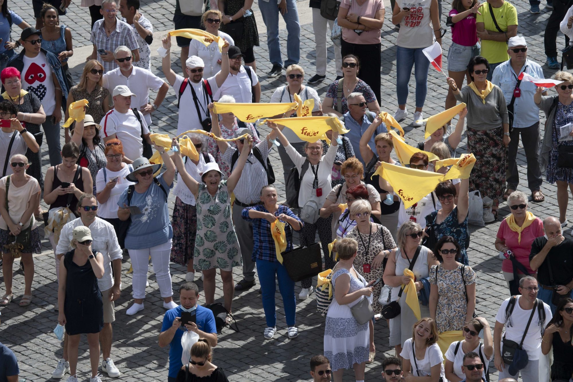 Un grupo de personas se reúne en la Plaza de San Pedro para el Ángelus del papa Francisco desde la ventana de su estudio con vista a la plaza en el Vaticano el 19 de septiembre de 2021. (Foto CNS/Vatican Media)