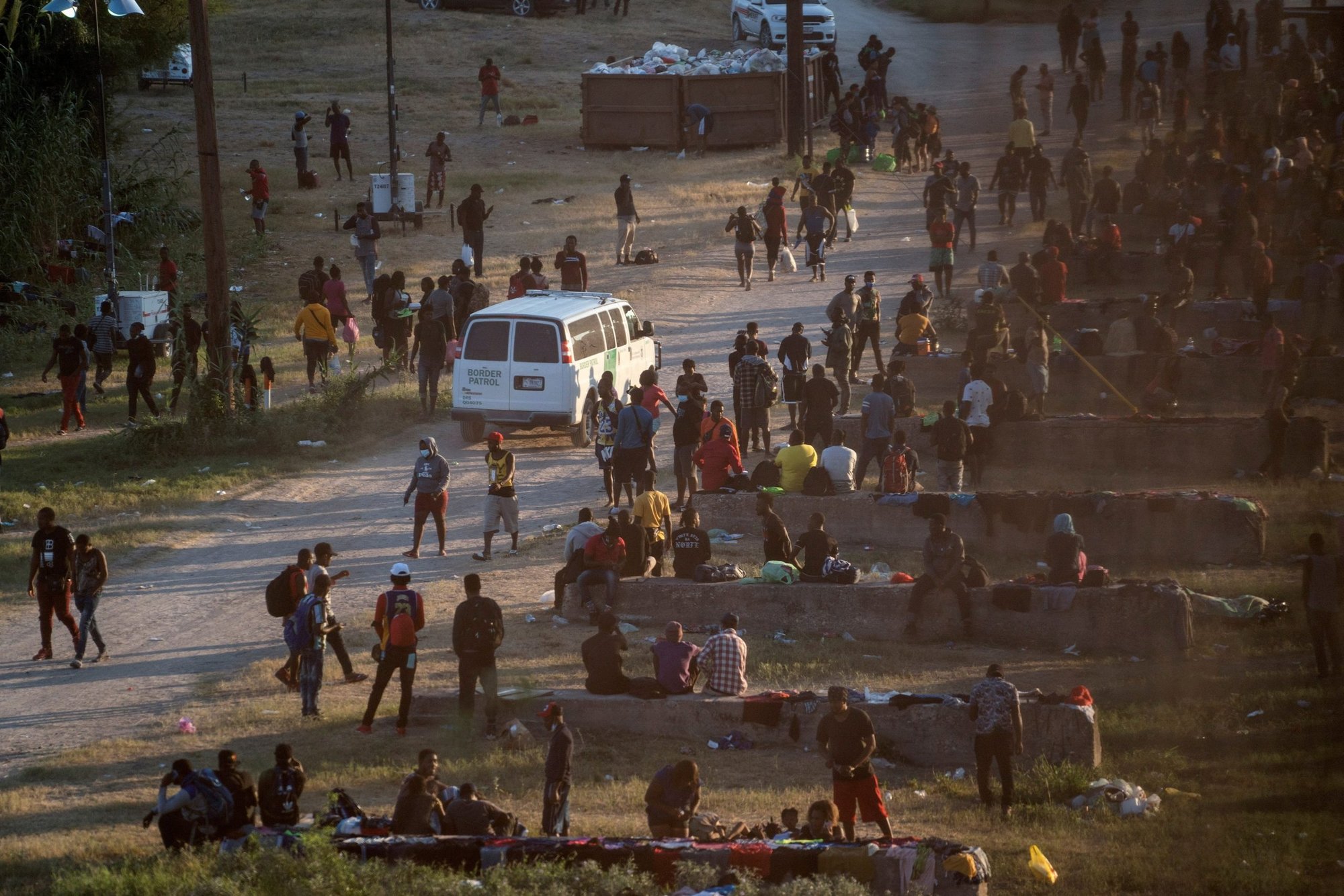 Migrantes en Del Rio, Texas, descansan cerca del Puente Internacional entre México y Estados Unidos el 16 de septiembre de 2021 (Foto CNS/Go Nakamura, Reuters)