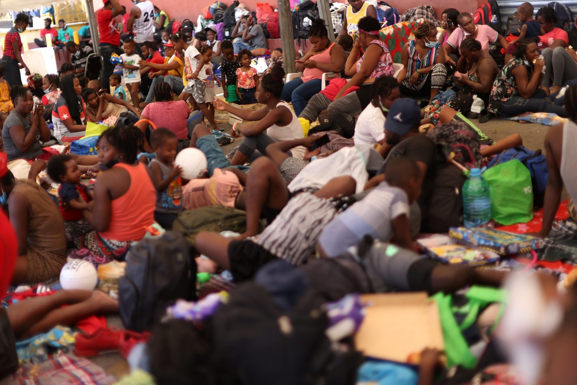 Migrantes haitianos que intentan llegar a Estados Unidos descansan fuera de un refugio después de llegar a Monterrey, México, el 24 de septiembre de 2021. El ministerio de migración de los obispos mexicanos ha pedido al gobierno federal que vuelva a una política de "brazos abiertos", ya que el país experimenta fuertes olas de migración, más visiblemente con los haitianos, que recientemente transitaron a lo largo de México hasta la frontera con Estados Unidos en gran número. (Foto CNS /Edgard Garrido, Reuters)
