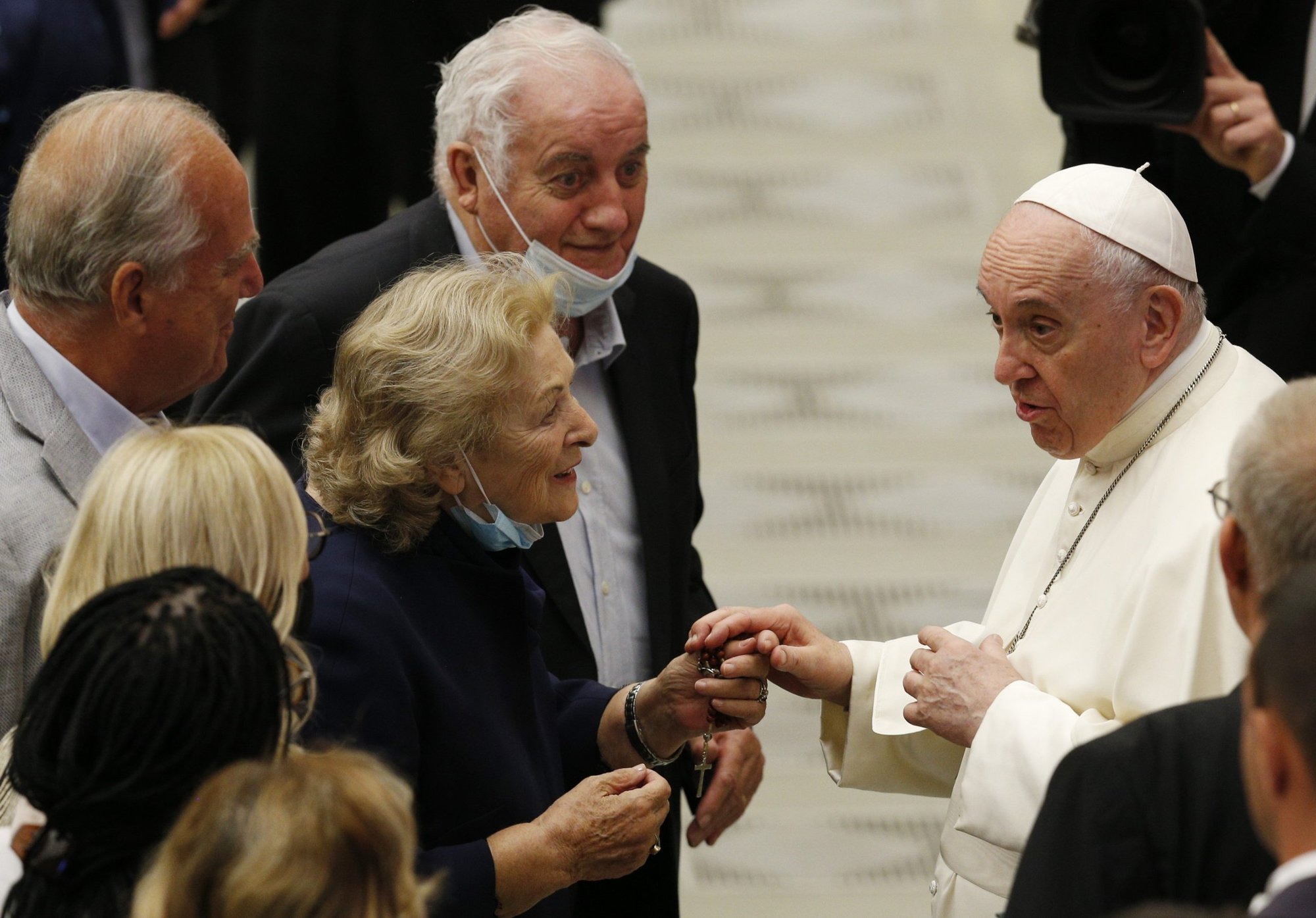 El papa Francisco saluda durante su audiencia general en la sala Pablo VI en el Vaticano el 29 de septiembre de 2021. (Foto CNS/Paul Haring)