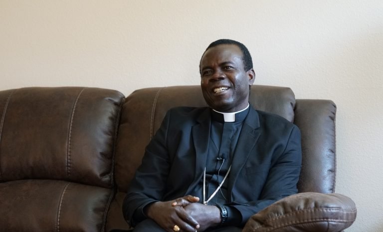 El Obispo Moses Chikwe durante una entrevista con Angelus, en agosto de 2021. (Foto: Pasha Nosrat)