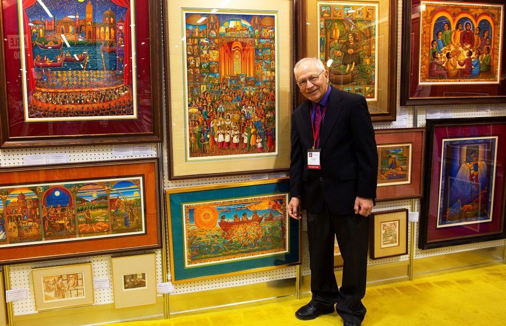 John August Swanson, junto a sus obras de arte, en el Congreso de Educación Religiosa de Los Ángeles, en 2013. (Foto Víctor Alemán)