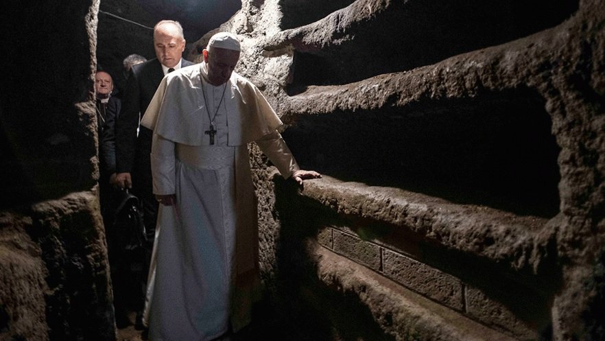 El Papa Francisco durante una visita a las catacumbas. (Foto: Vatican Media)