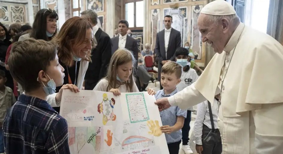 Papa Francisco con algunos niños de la Fundación Arche. (Foto: Vatican Media)