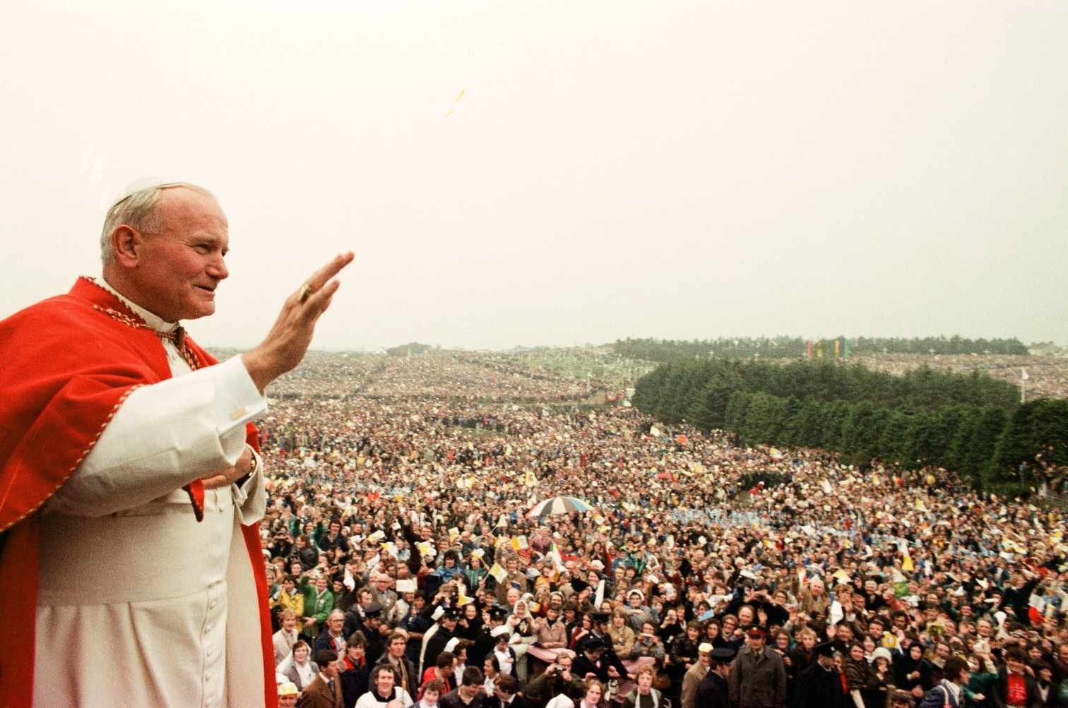 En esta foto de archivo, el Papa Juan Pablo II está en Irlanda, 1979. (Foto CNS /cortesía Torchia Communications)