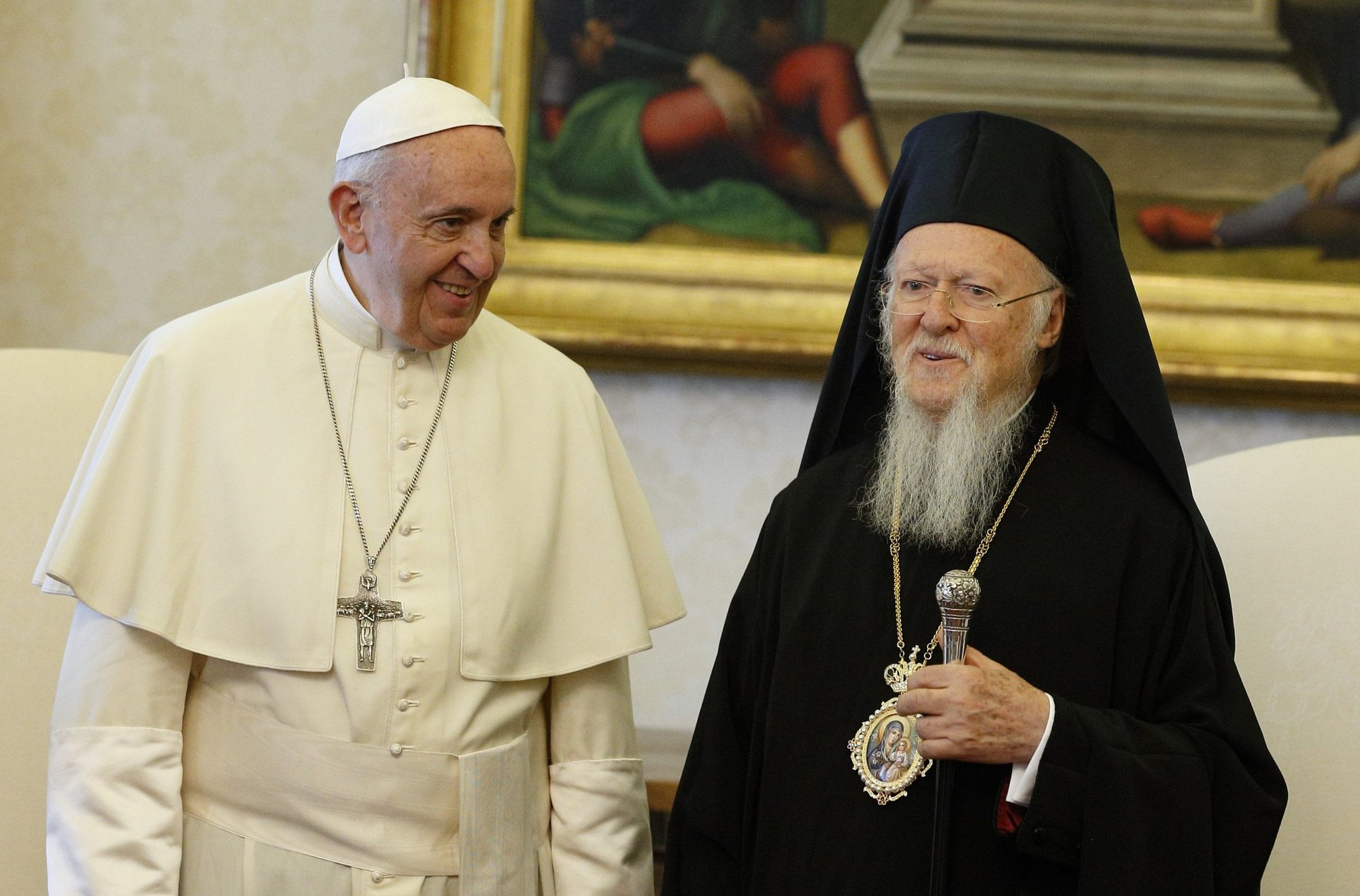Imagen referencial: El Papa Francisco es fotografiado con el Patriarca Ecuménico Bartolomé de Constantinopla durante una reunión en el Vaticano en esta foto de archivo del 26 de mayo de 2018. (Foto CNS /Paul Haring)