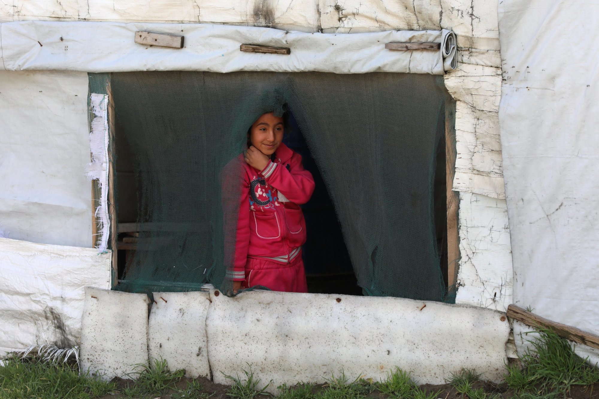 Un refugiado sirio mira desde una tienda de campaña en un asentamiento informal en el valle de la Bekaa, en Líbano, el 12 de marzo de 2021. Mientras Siria cumple 10 años de conflicto devastador, el país se encuentra en una situación de caos económico y social, con millones de personas desplazadas y otros millones viviendo por debajo del umbral de la pobreza. (Foto: CNS /Mohamed Azakir, Reuters)