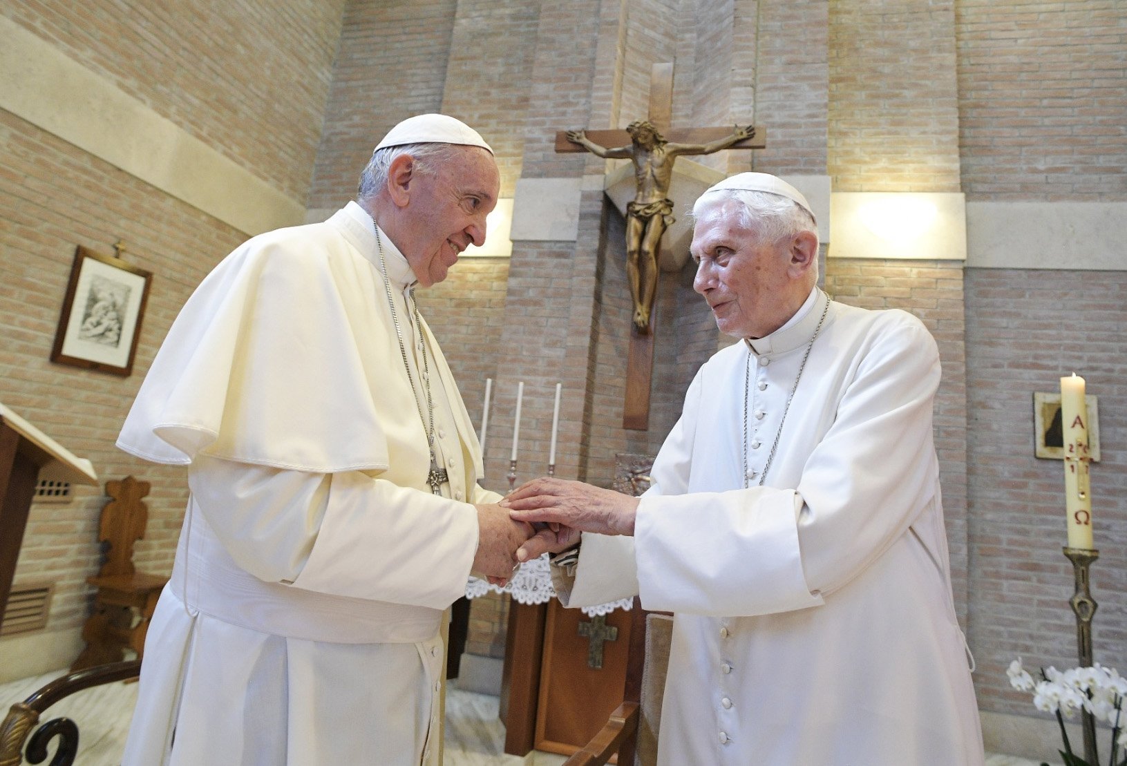 El papa Francisco saluda al papa retirado Benedicto XVI en la residencia del papa retirado después de un consistorio para la creación de cinco nuevos cardenales en el Vaticano el 28 de junio de 2017. Imagen referencial. (Foto CNS/L'Osservatore Romano)