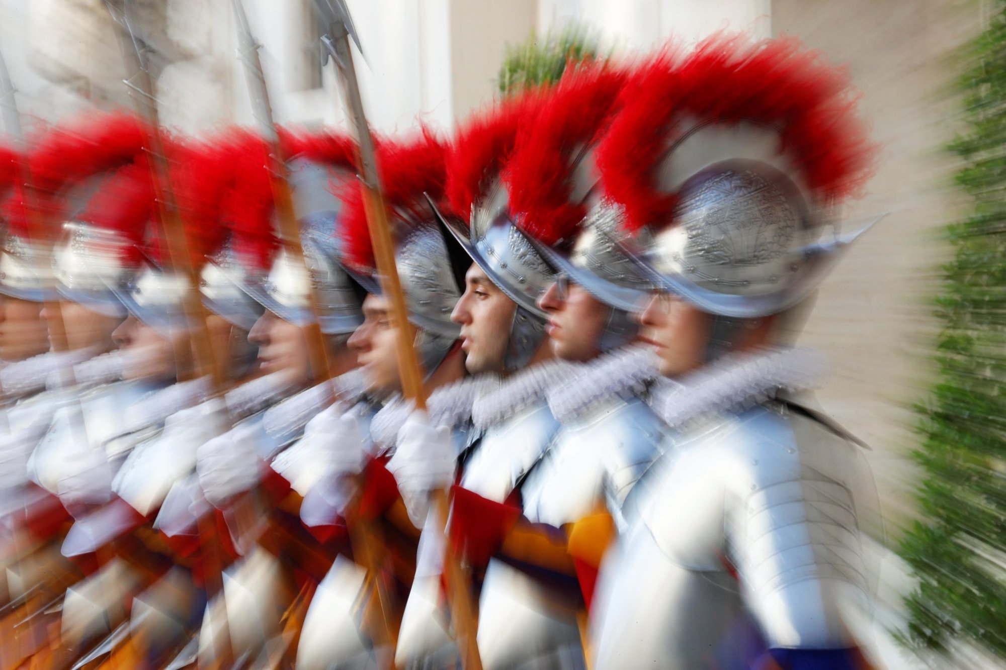Los guardias suizos asisten a su ceremonia de investidura en el Vaticano el 6 de mayo de 2021. El 6 de mayo de 2027, la Guardia espera inaugurar un cuartel recién reconstruido y ampliado. (Foto CNS/Remo Casilli, Reuters)