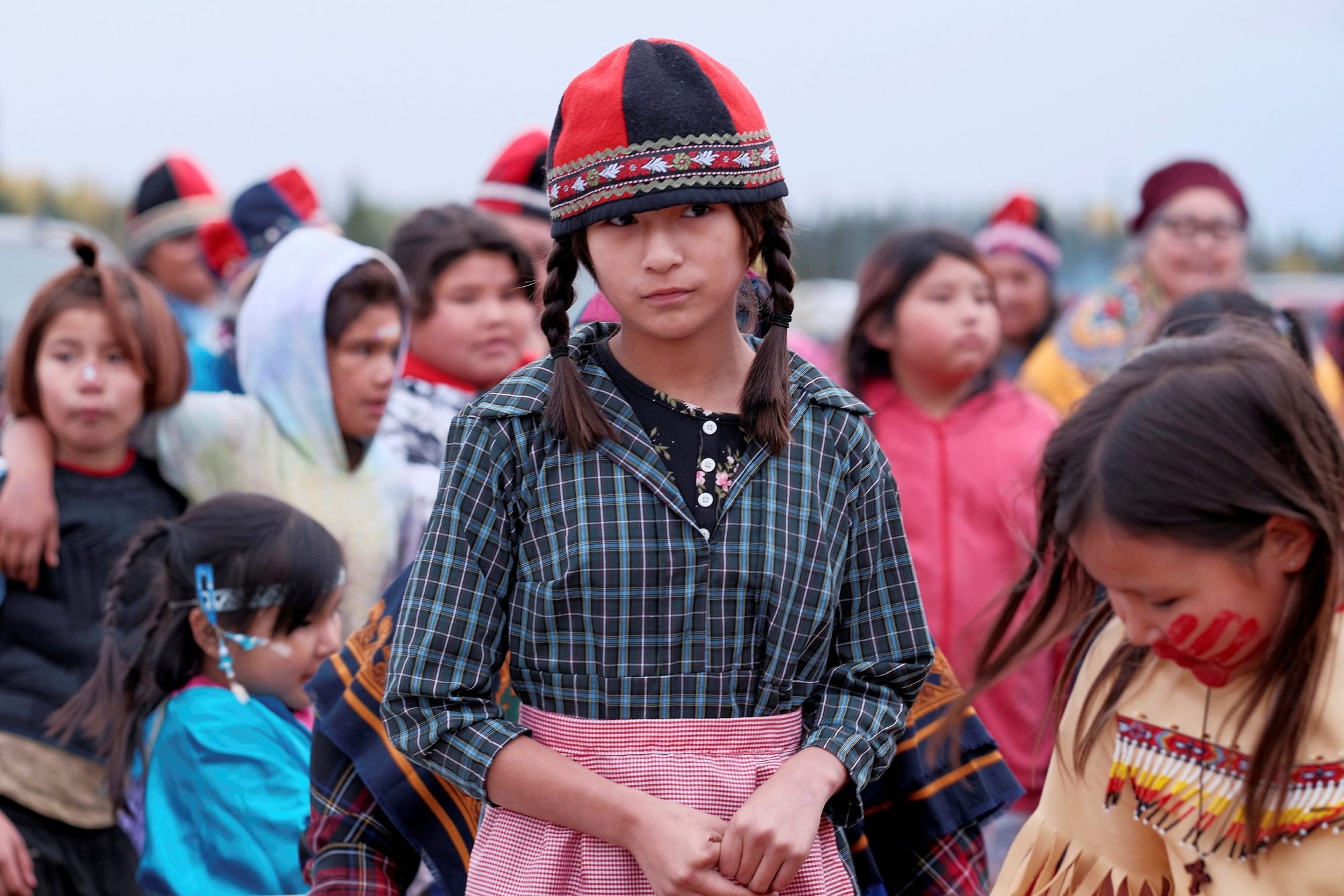 Jóvenes innu con sus trajes tradicionales en un campamento montado para la reunión anual del clan innu en la Isla de la Gaviota el 29 de septiembre de 2021. El 30 de septiembre fue el primer Día Nacional de la Verdad y la Reconciliación de Canadá, en el que se rinde homenaje a los niños perdidos y a los supervivientes de los internados indígenas, a sus familias y a sus comunidades. (Foto: CNS/Greg Locke, Reuters)