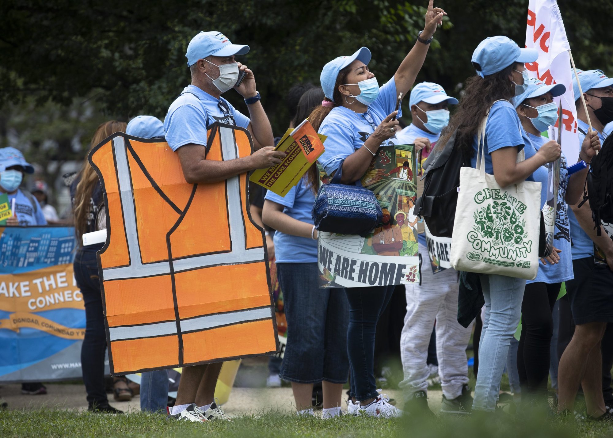 Defensores de la inmigración en Washington piden un camino hacia la ciudadanía estadounidense mientras se reúnen cerca del parque Benjamin Banneker para marchar hacia el edificio del Servicio de Inmigración y Control de Aduanas de los EE. UU. el 21 de septiembre de 2021 (Foto CNS/Tyler Orsburn)