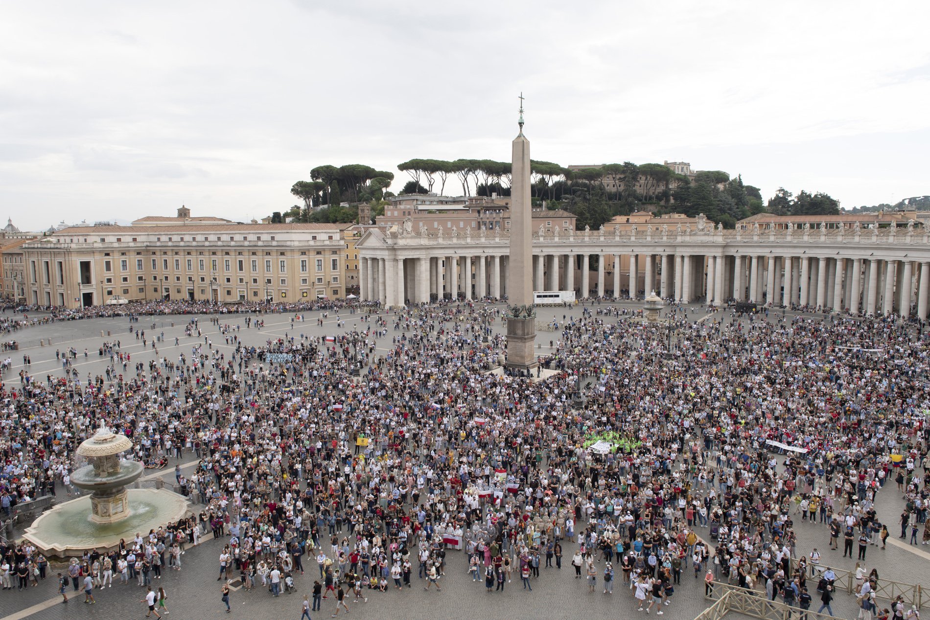 La gente asiste al Ángelus dirigido por el Papa Francisco desde la ventana de su estudio con vistas a la Plaza de San Pedro en el Vaticano el 4 de octubre de 2021. Imagen referencial. (Foto CNS /Vatican Media)