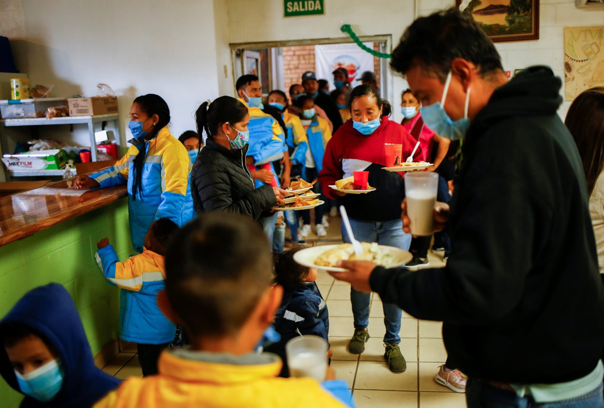 Migrantes trasladados a México después de ser expulsados por el Título 42, tras buscar asilo en los EE. UU., reciben comida durante una celebración de quinceañera en el refugio Casa del Migrante en Ciudad Juárez, México, el 30 de septiembre 2021. (Foto CNS /José Luis González, Reuters)