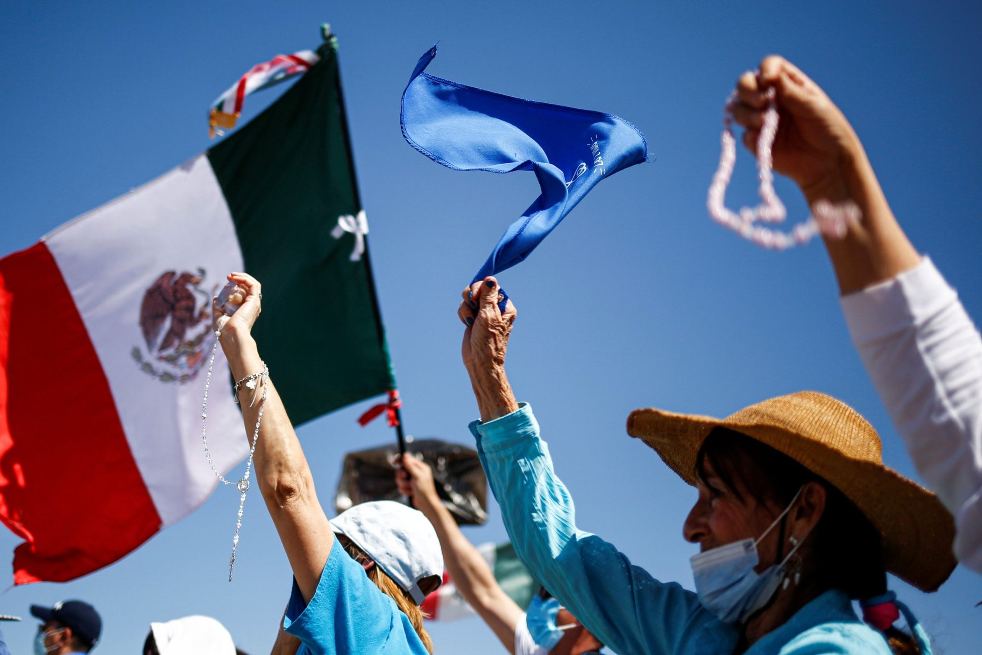 Manifestantes ondean una bandera mexicana, rosarios y un pañuelo azul mientras la personas participan en una marcha provida en la Ciudad de México el 3 de octubre de 2021, en protesta por la decisión de la Corte Suprema de México de despenalizar el aborto. (Foto CNS/José Luis González, Reuters)