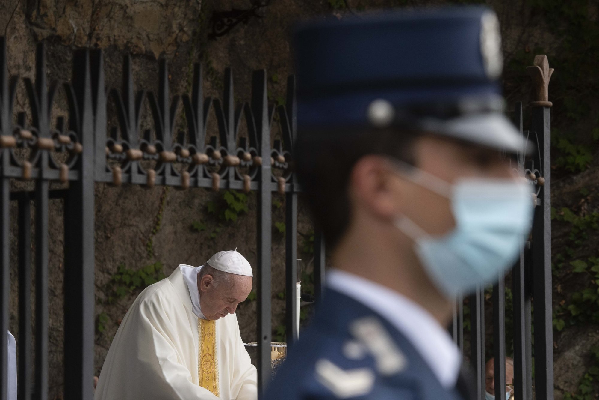El papa Francisco celebra misa para la fuerza policial del Vaticano, conocida conocida como el Cuerpo de Gendarmería de la Ciudad del Vaticano, en la gruta de Lourdes de los Jardines del Vaticano el 2 de octubre de 2021. La hostilidad, el conflicto, la guerra son todos fruto del diablo, dijo el papa a miembros de la policía vaticana. (Foto CNS/Vatican Media)