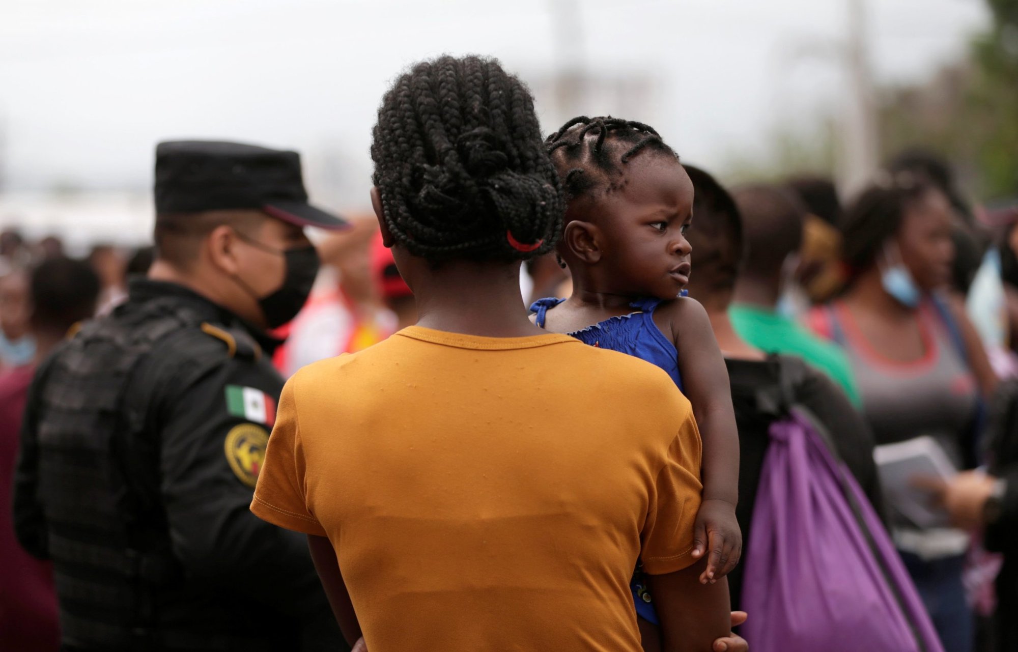 Migrantes haitianos que buscan refugio en Estados Unidos, son vistos fuera de un refugio en Monterrey, México, el 4 de octubre de 2021, mientras esperaban ser procesados por la Comisión Mexicana de Ayuda a los Refugiados. Imagen referencial. (Foto: CNS/Daniel Becerril, Reuters)
