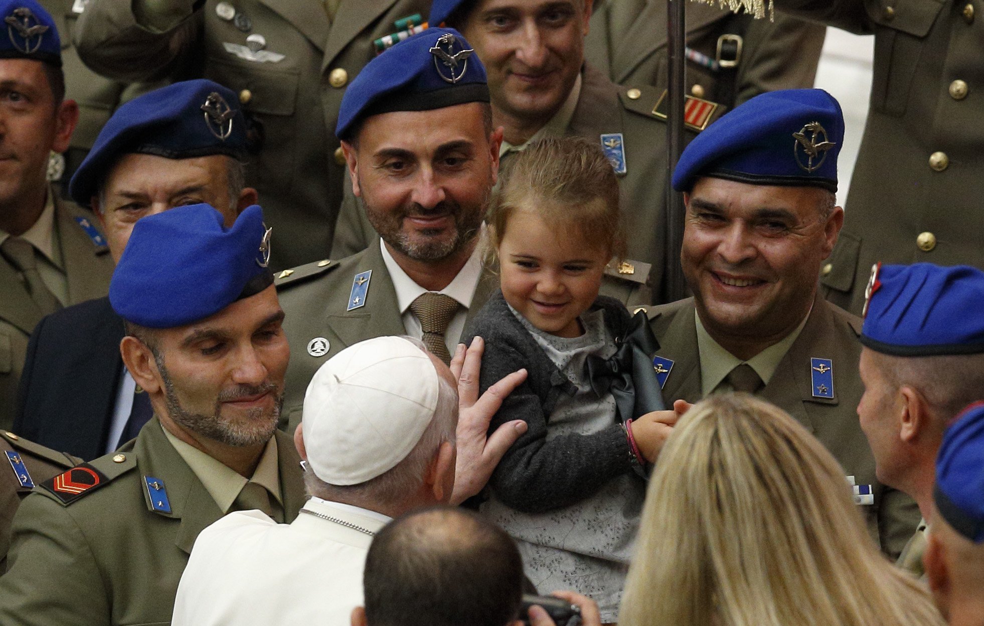El papa Francisco saluda a un niño mientras se encuentra con pilotos del ejército italiano durante su audiencia general en la sala Pablo VI en el Vaticano el 6 de octubre de 2021. (Foto CNS/Paul Haring)