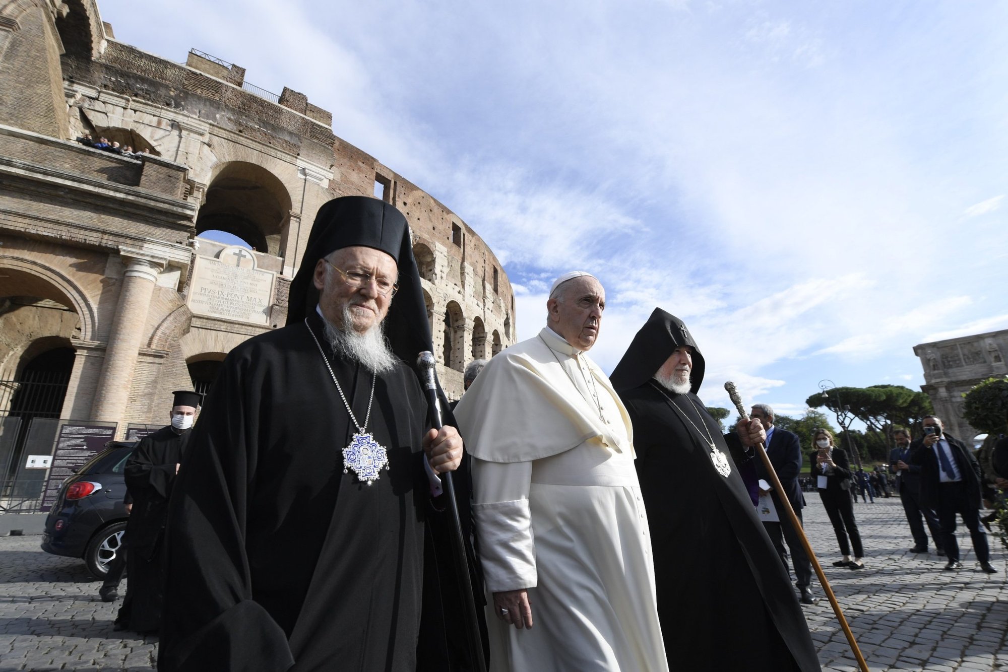 El Patriarca Ecuménico Bartolomé de Constantinopla, el Papa Francisco y el Catholicos Karekin II, patriarca de la Iglesia Apostólica Armenia, caminan juntos después de un servicio de oración cristiana frente al Coliseo en Roma el 7 de octubre de 2021. El servicio de oración formaba parte de un evento para suplicar y rezar por la paz. (Foto CNS /Stefano Dal Pozzolo, pool)