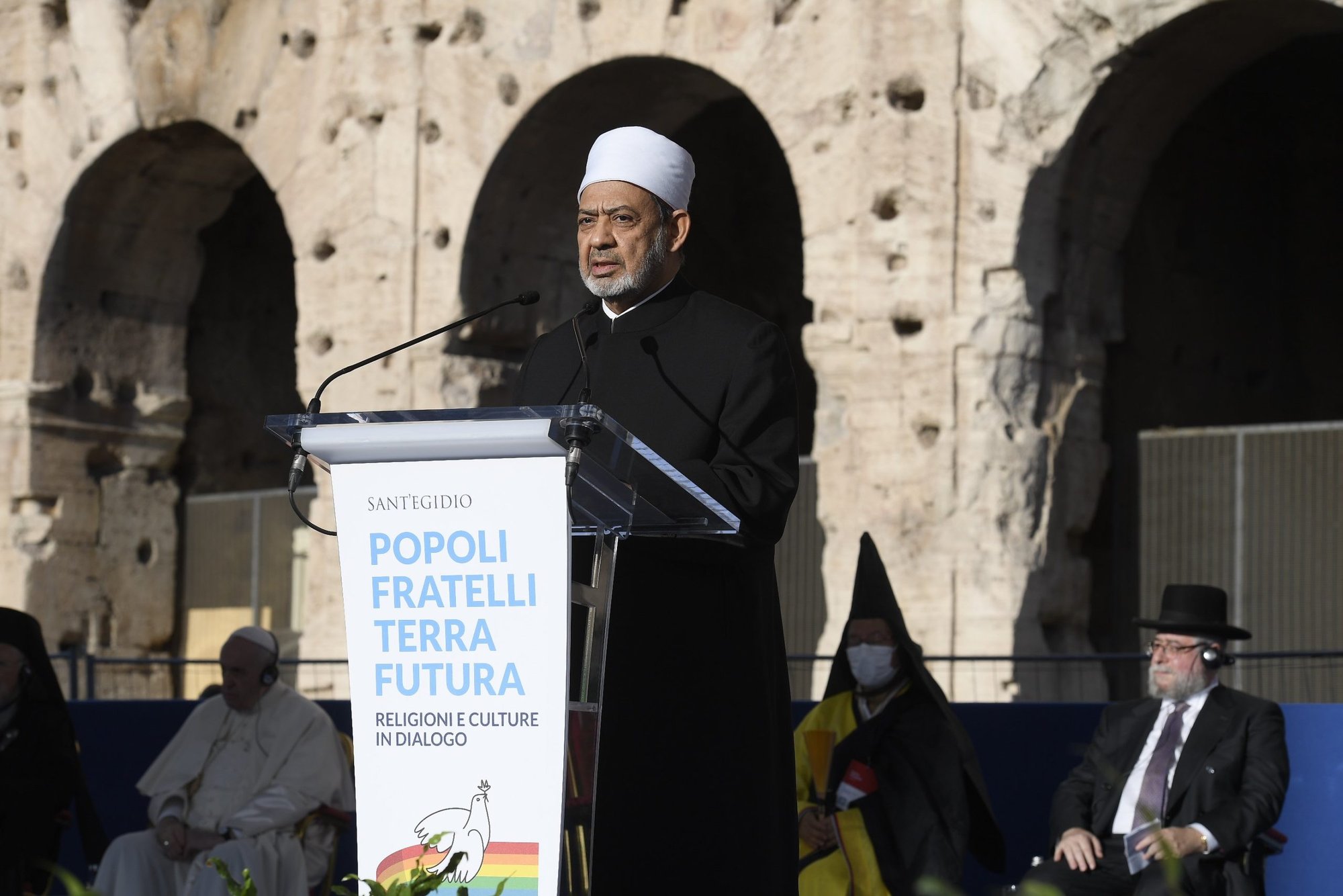 El egipcio Ahmad el-Tayeb, gran imán de Al-Azhar, habla en una reunión con el Papa Francisco y otros líderes religiosos y políticos frente al Coliseo en Roma el 7 de octubre de 2021. La reunión se celebró para pedir y rezar por la paz. (Foto CNS /Vatican Media)