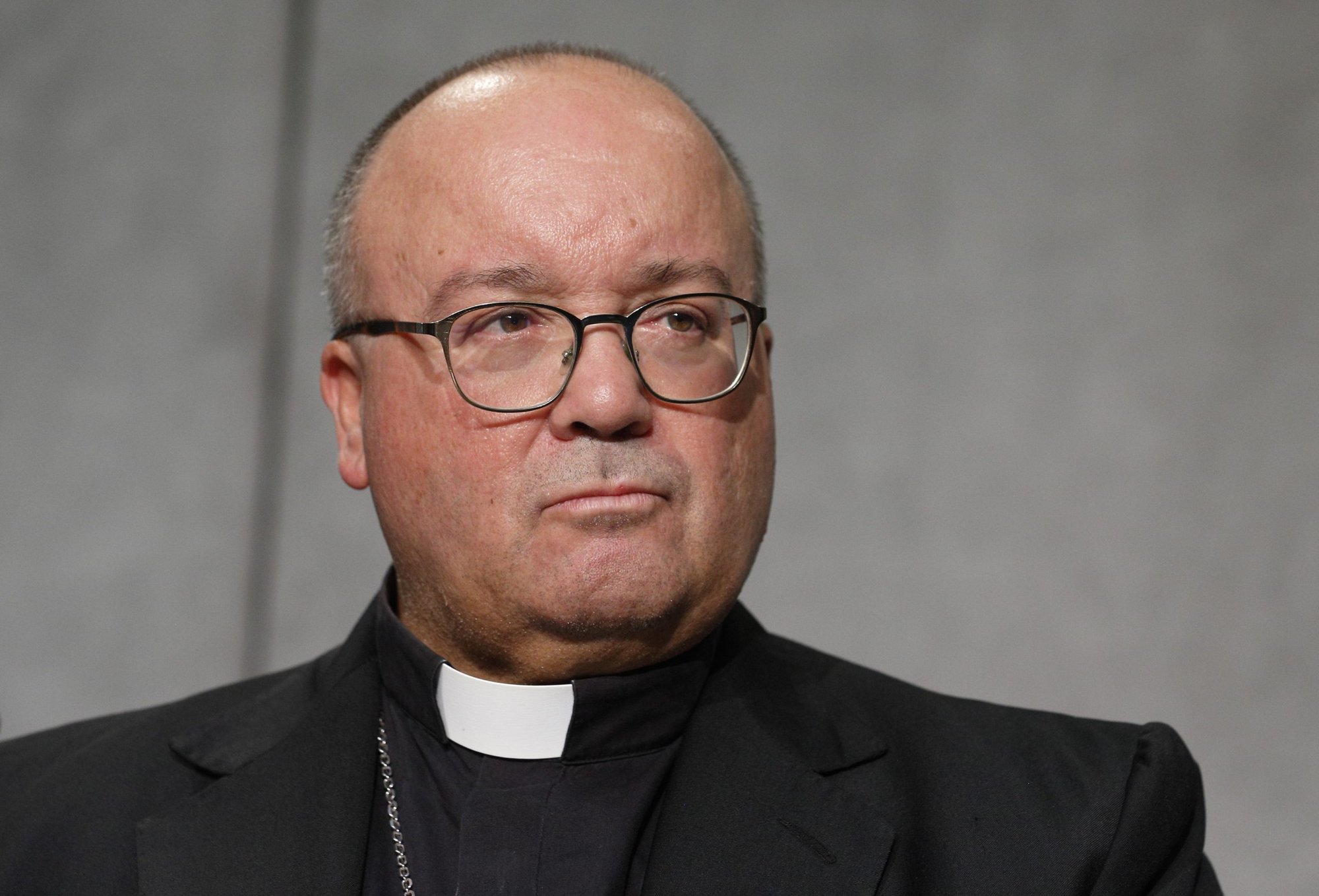El arzobispo Charles Scicluna de Malta asiste a una conferencia de prensa en el Vaticano el 8 de octubre de 2018. El arzobispo Scicluna dice que el informe de abuso sexual clerical en Francia es un llamado para que la iglesia tome medidas, se ponga más seria en la aplicación de las políticas de protección de los niños y, especialmente, la justicia para las víctimas. (Foto CNS /Paul Haring)