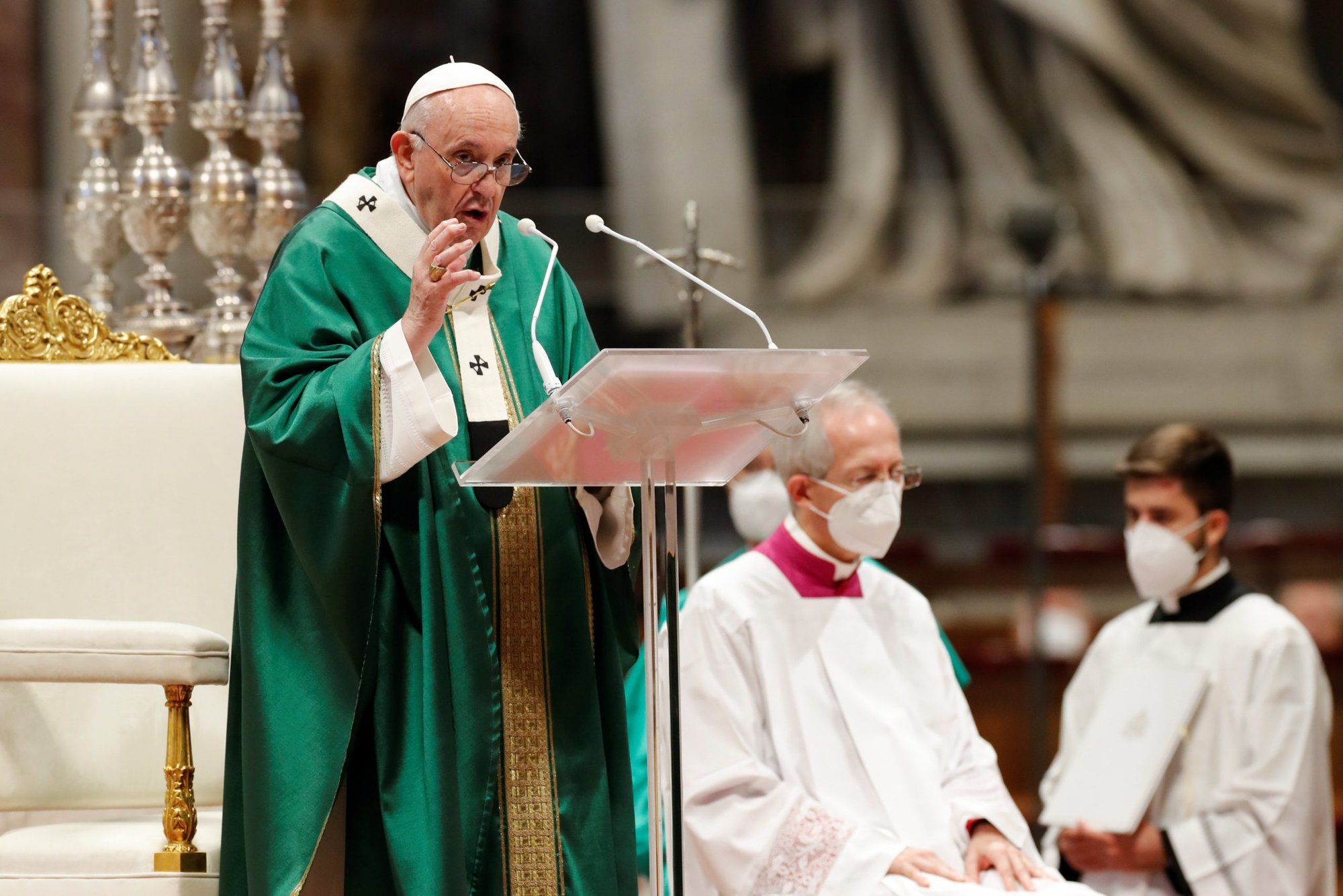 El Papa Francisco pronuncia la homilía mientras celebra una misa para abrir el proceso que llevará a la asamblea del Sínodo mundial de los Obispos en 2023, en la Basílica de San Pedro del Vaticano el 10 de octubre de 2021. (Foto CNS/Remo Casilli, Reuters)