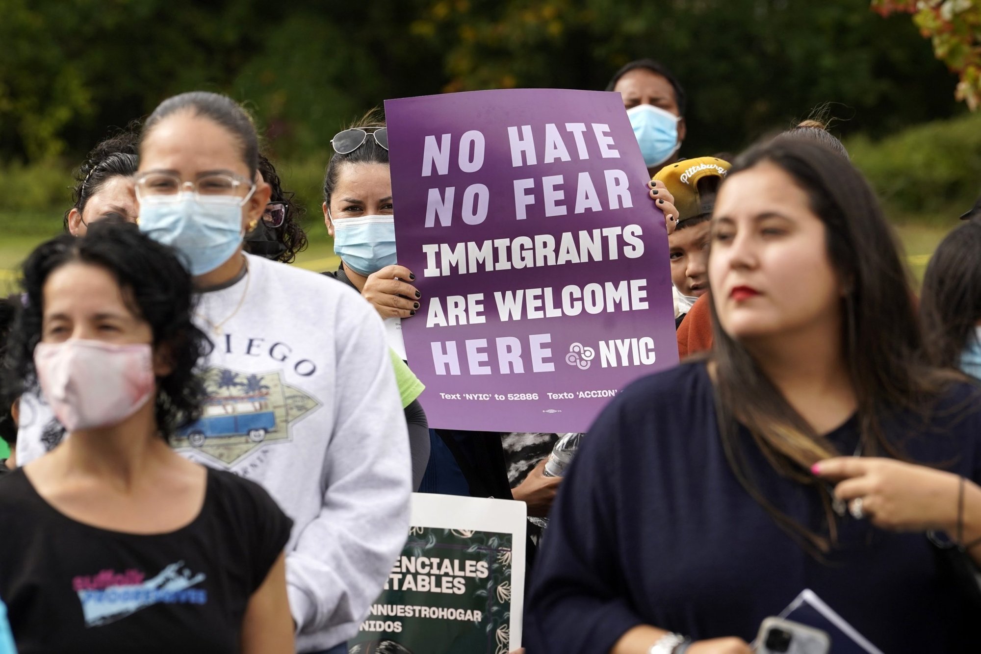 Una mujer sostiene un cartel durante una marcha y manifestación apoyando la reforma migratoria el 16 de octubre de 2021 en Riverhead, Nueva York. Los participantes instaron al líder de la mayoría del Senado, Chuck Schumer, demócrata de Nueva York, y al Congreso, que aprueben legislación creando un camino hacia la ciudadanía para los inmigrantes viviendo en los Estados Unidos sin permiso legal. (Foto CNS/Gregory A. Shemitz)