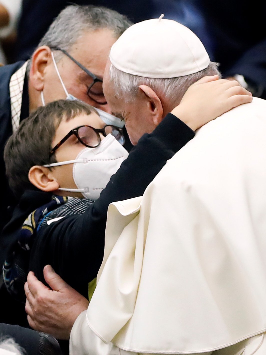 El Papa Francisco abraza a Paolo, de 10 años, durante su audiencia general semanal en el Vaticano, el 20 de octubre de 2021. (Foto CNS/Remo Casilli, Reuters)