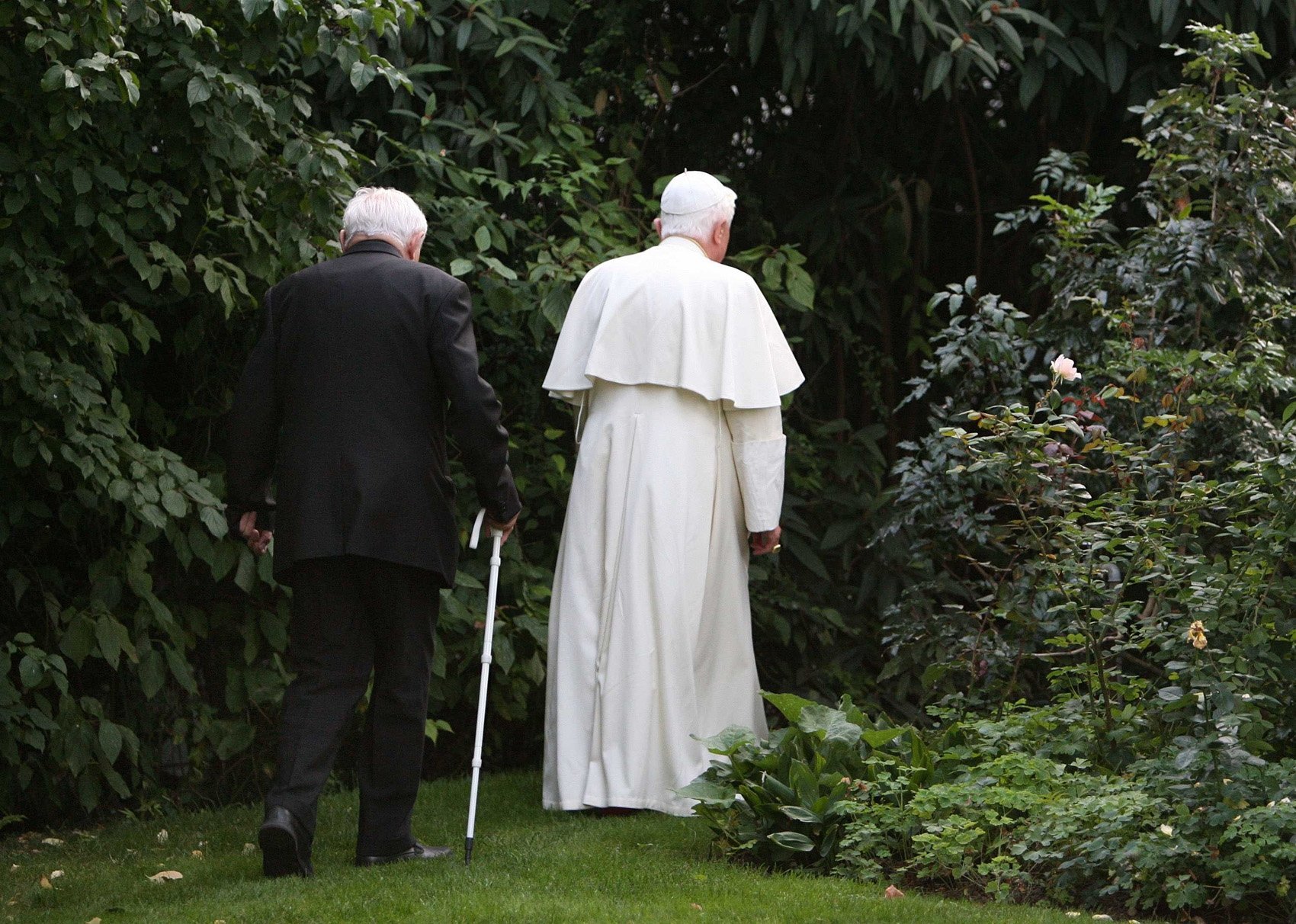 Monseñor Georg Ratzinger y su hermano, el Papa Benedicto XVI, dan un paseo por el jardín de una casa que el Papa posee en Pentling, cerca de Regensburg, Alemania, en esta foto de archivo del 13 de septiembre de 2006. (Foto CNS /Michaela Rehle, Reuters)