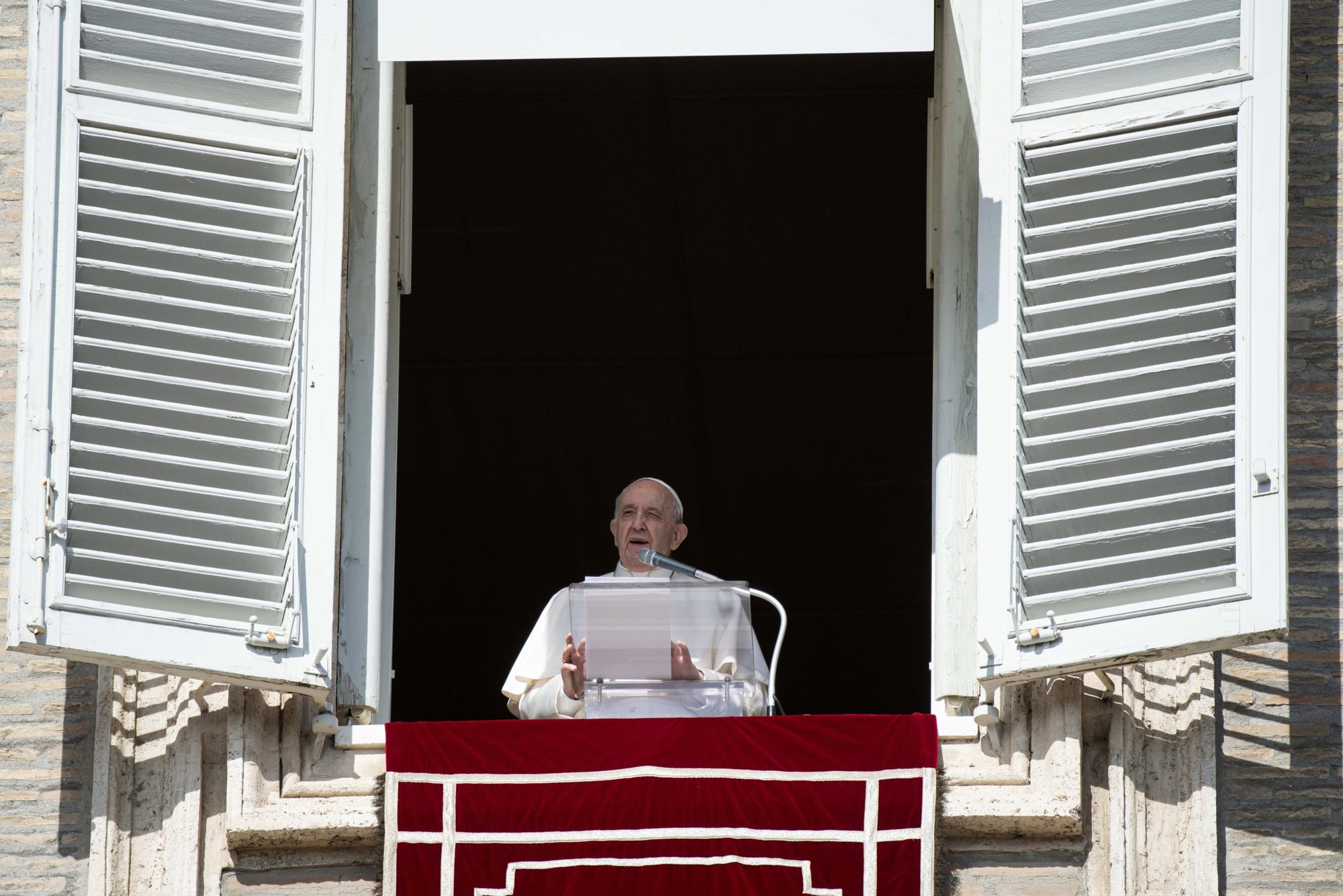El Papa Francisco dirige el Ángelus desde la ventana de su estudio con vistas a la Plaza de San Pedro en el Vaticano el 24 de octubre de 2021. (Foto CNS /Vatican Media)